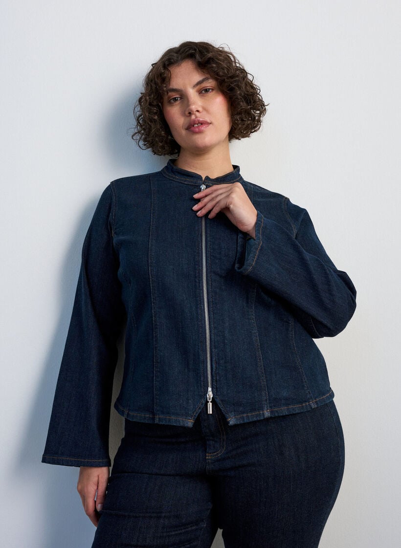 Veste en denim ajust&eacute;e avec fermeture zipp&eacute;e, Bleu, Model image number 0