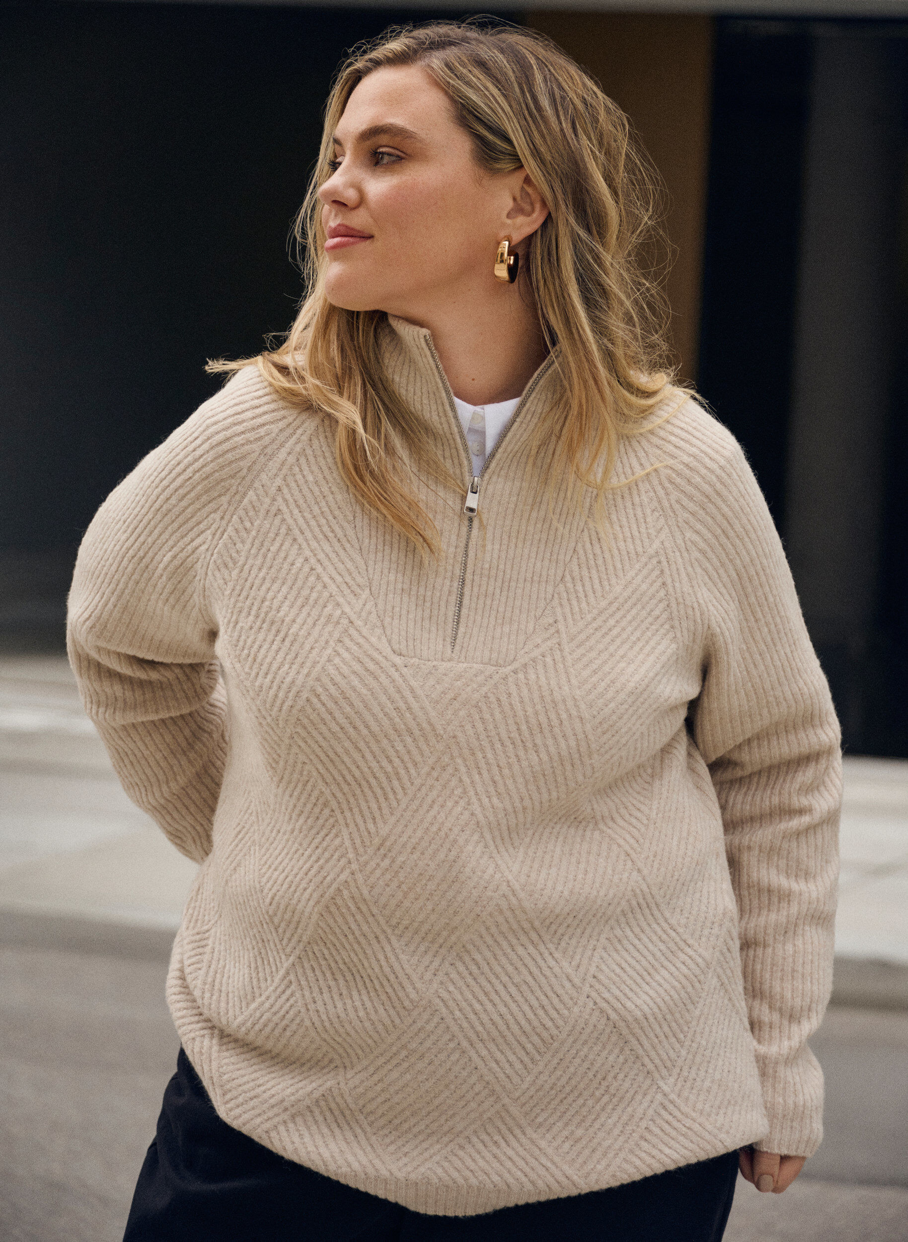 Zizzi Pull en maille &agrave; col montant et motif arlequin, Beige, Image image number 0