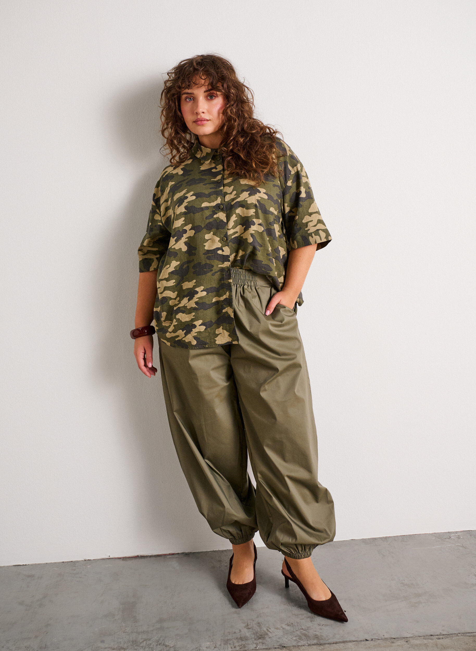 Pantalon ballon avec poches et ceinture &eacute;lastique, Vert Kaki, Model