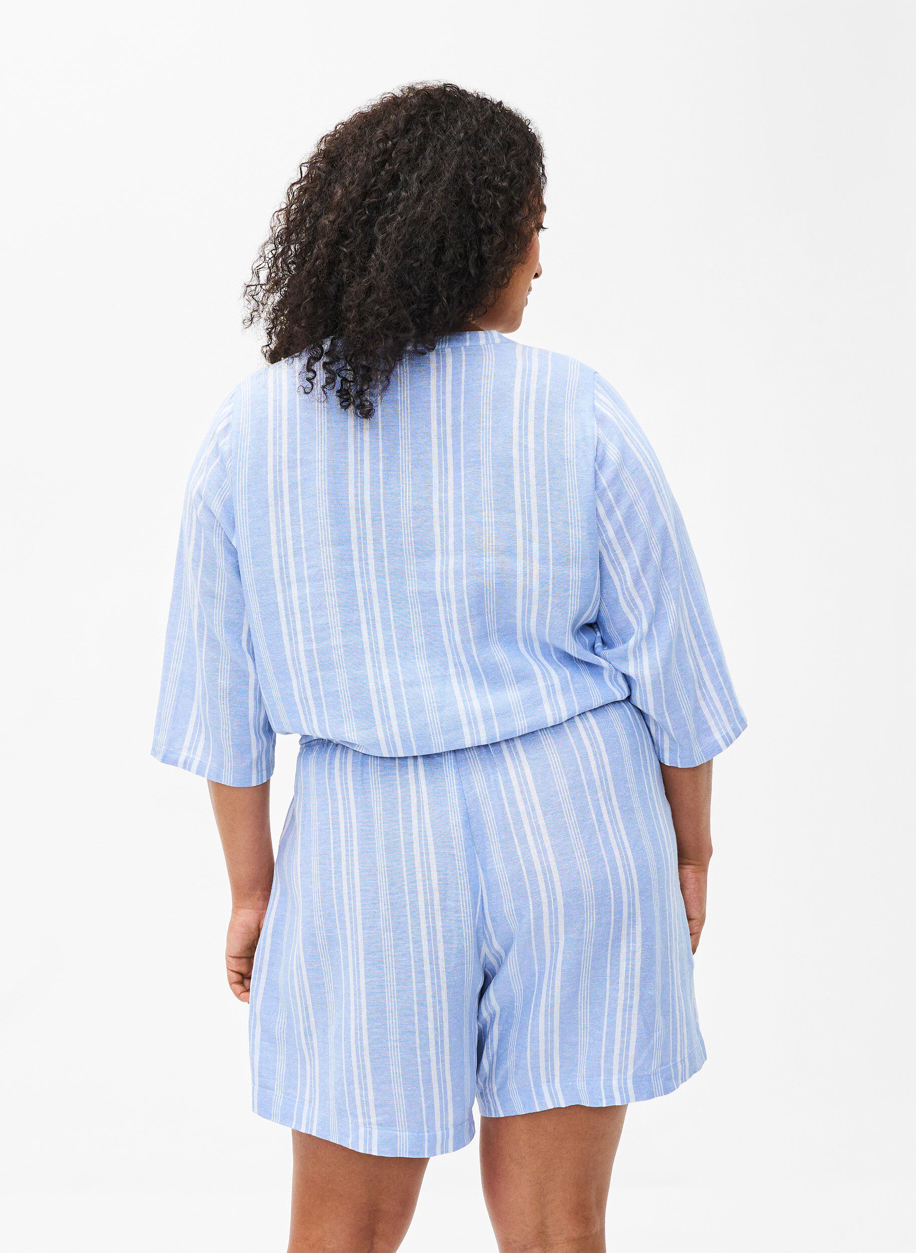 Zizzi Short ray&eacute; en m&eacute;lange de lin et de viscose, Bleu Clair, Model image number 2