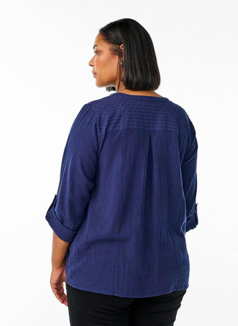 Blouse in katoenen mousseline met broderie anglaise, Blauw, Model image number 2