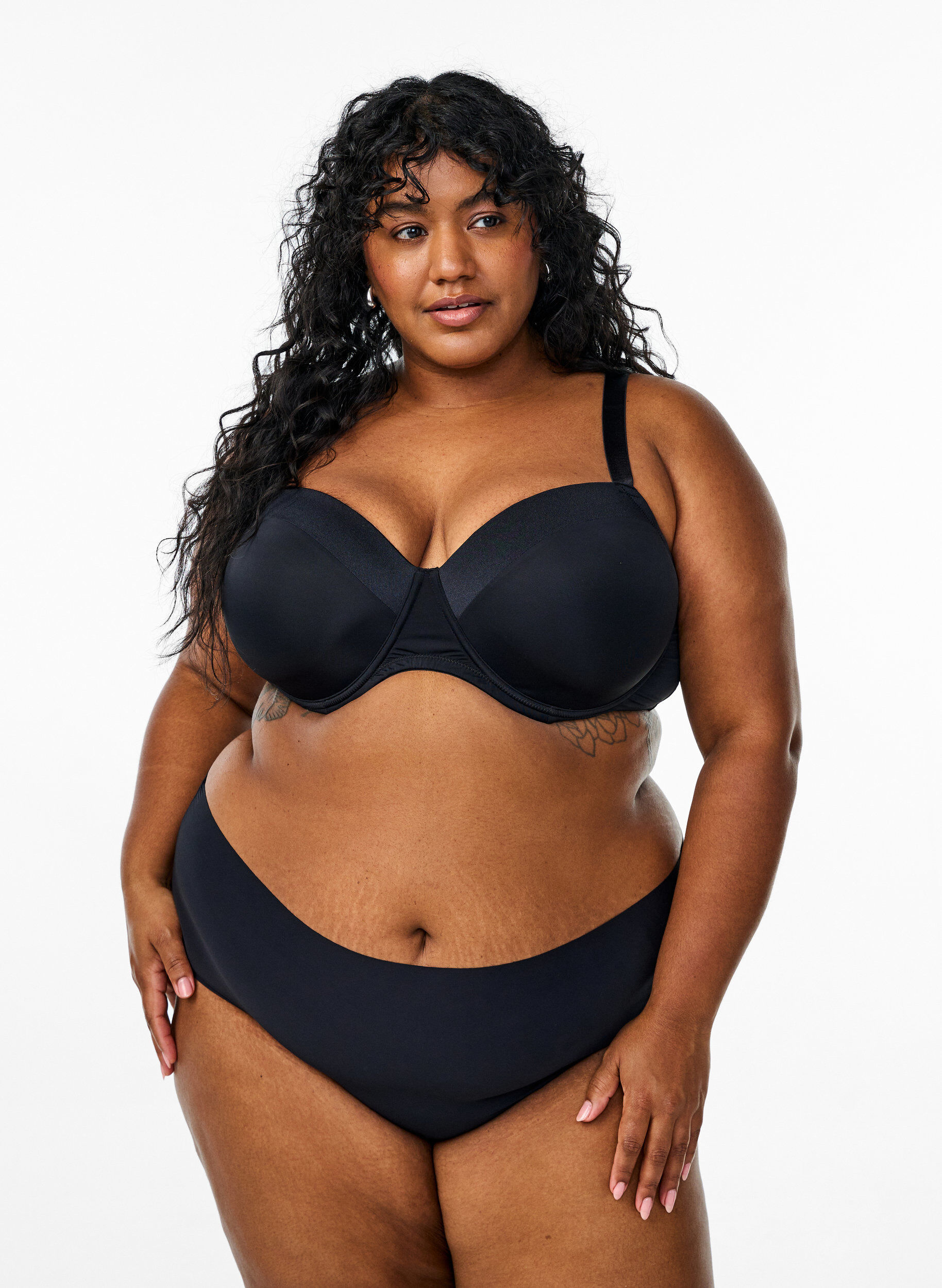 Zizzi Soutien-gorge moul&eacute; en microfibre avec des d&eacute;tails en satin, Noir, Model image number 1