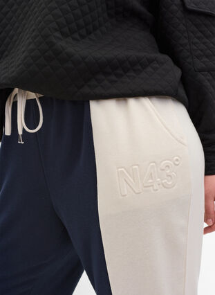 Pantalon de survêtement avec des bloques de couleurs, Night Sky/Off White, Model image number 2