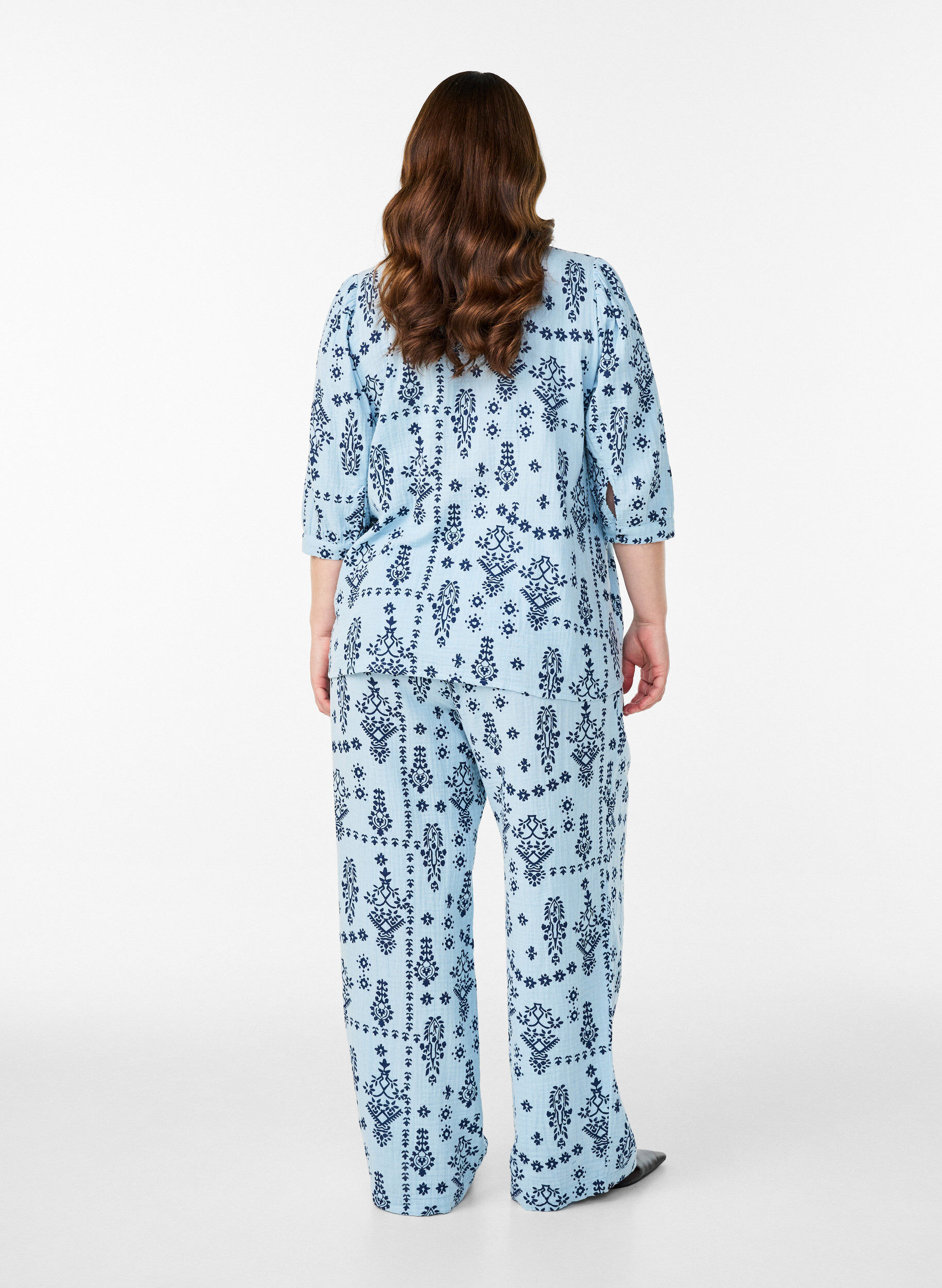 Zizzi Pantalon ample en mousseline de coton &agrave; pois, Bleu Clair, Model image number 1