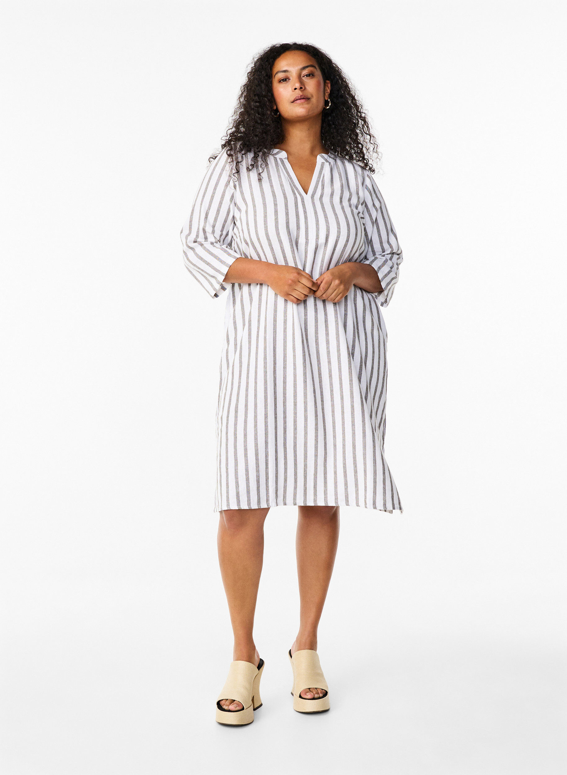 Zizzi Robe tunique ray&eacute;e en m&eacute;lange de lin et de viscose, White Stripe, Model image number 2