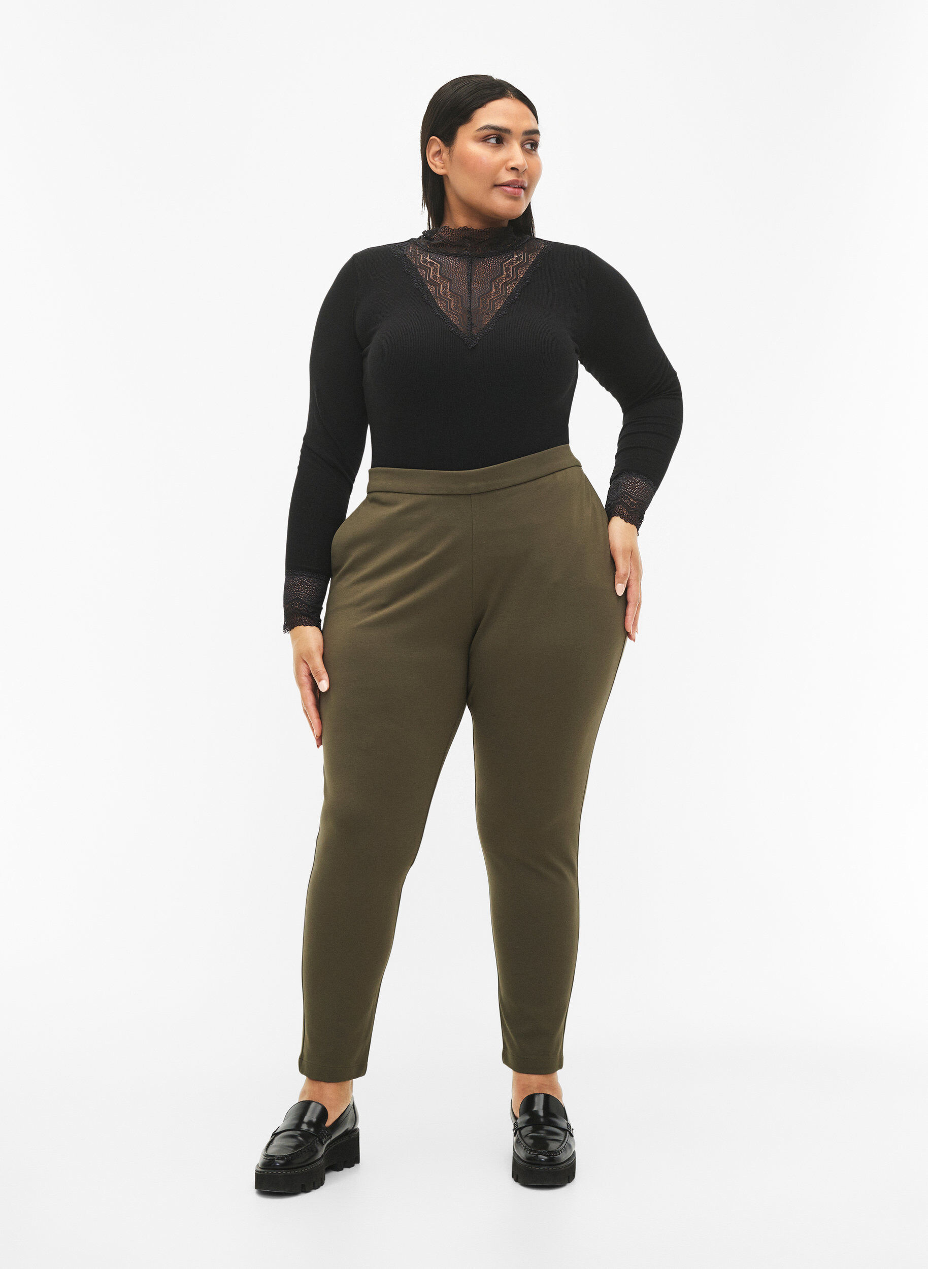 Zizzi Pantalon court avec poches, Vert fonc&eacute;, Model image number 0
