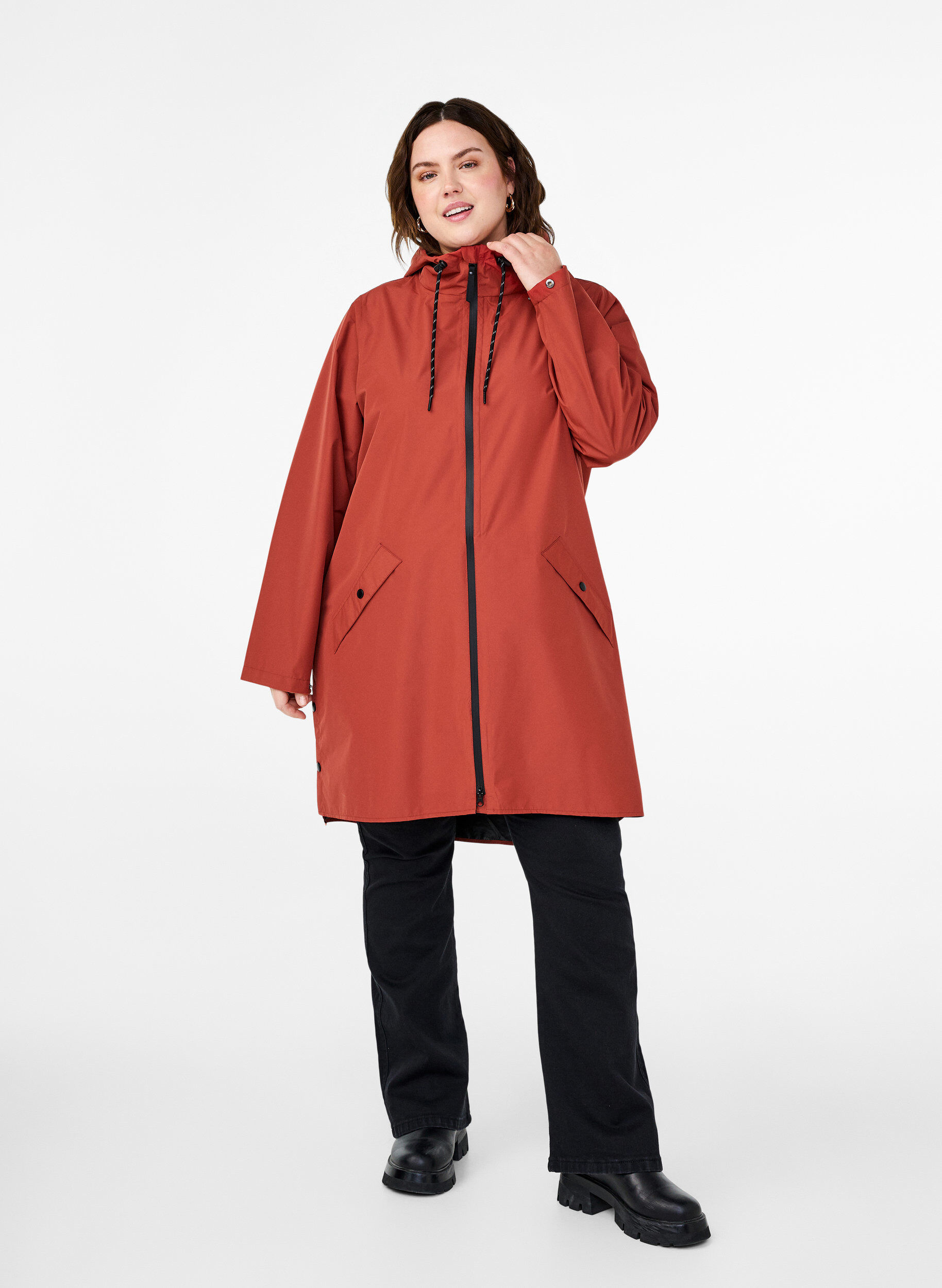 Zizzi Veste de pluie avec poches et capuche, Bordeaux, Model image number 1