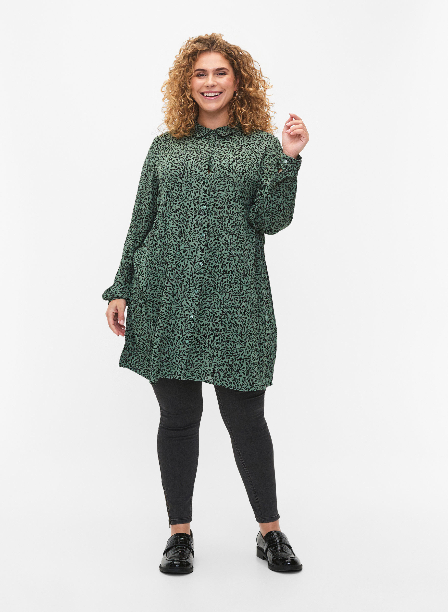 Zizzi Chemise longue imprim&eacute;e en viscose, Green AOP, Model image number 2