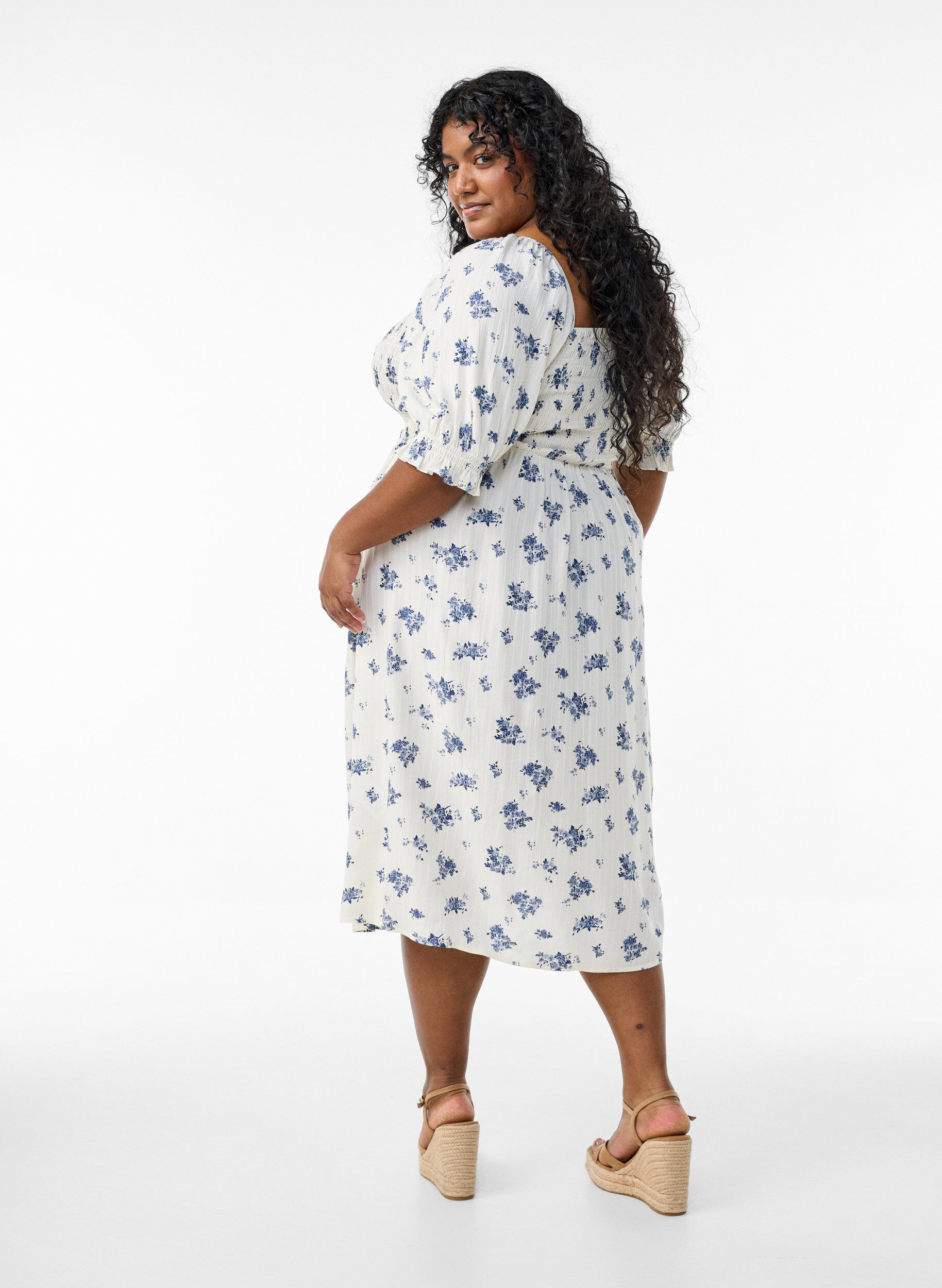 ZizziRobe midi en viscose &agrave; fleurs avec smock, Blanc, Model image number 1