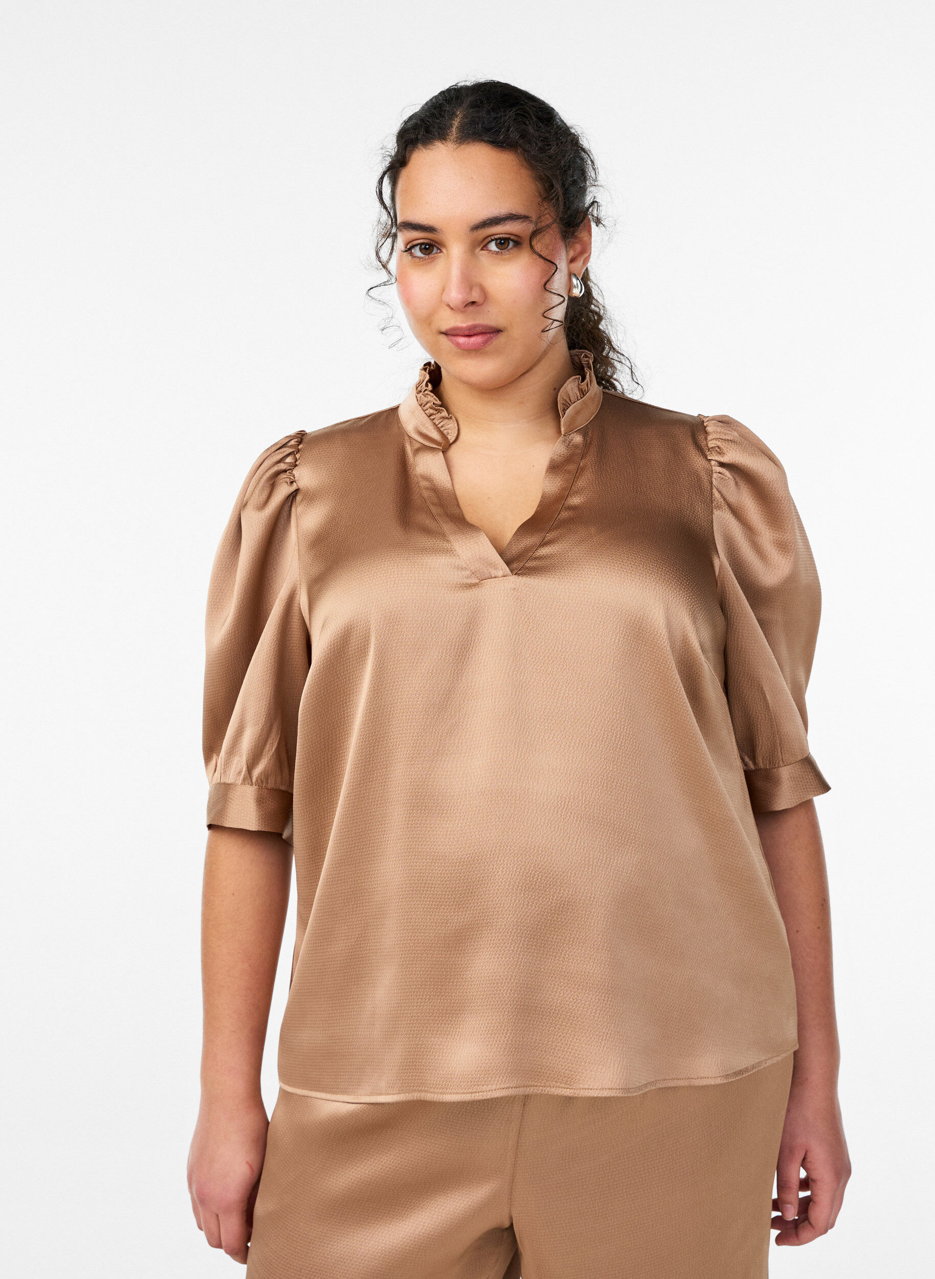 Blouse met satinlook, 1/2-mouwen en rucheskraag, Bruin, Model