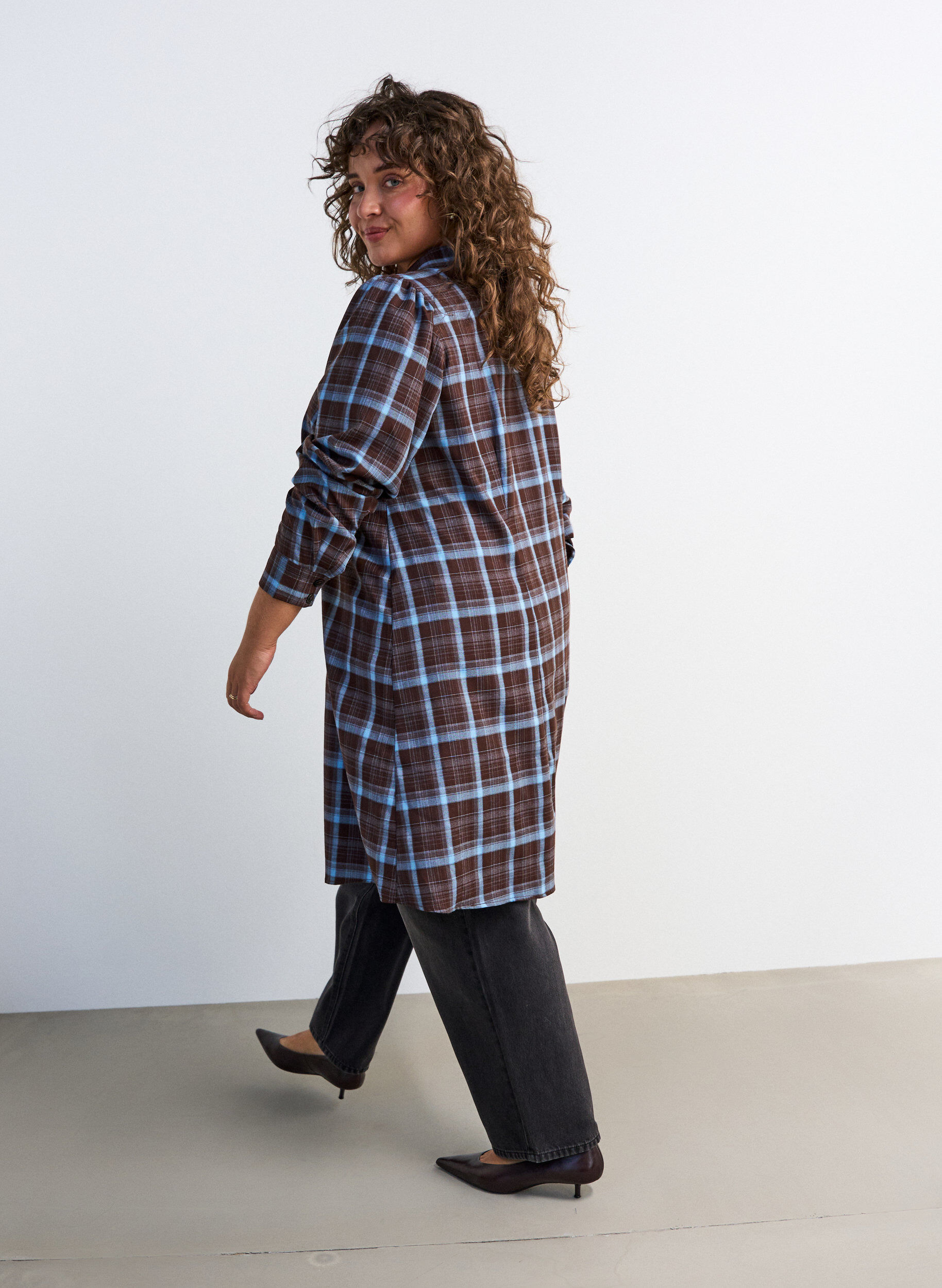 ZizziKnie-lange overhemdjurk met ruitpatroon, Bruin, Model image number 2