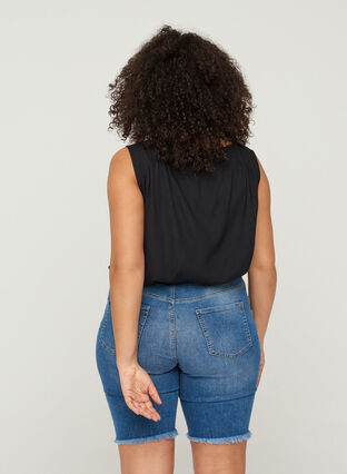 Short en jean moulant avec bords bruts, Dark blue denim, Model image number 1
