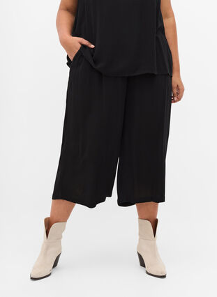 Pantalon-culotte ample en viscosePantalon-culotte ample en viscose, Black, Model image number 2