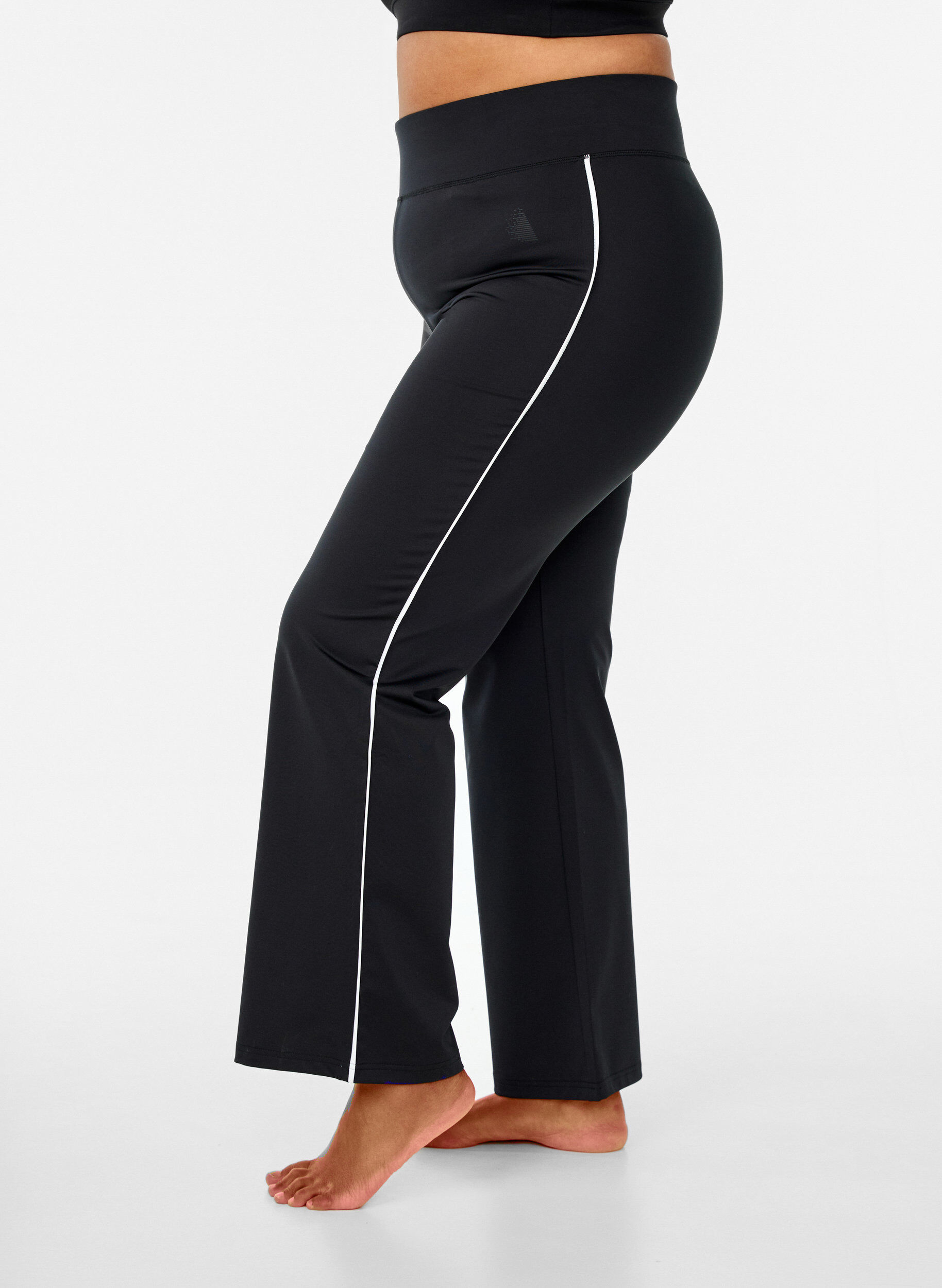 ZizziUitlopende workoutbroek met contrasterende biezen, Zwart, Model image number 0