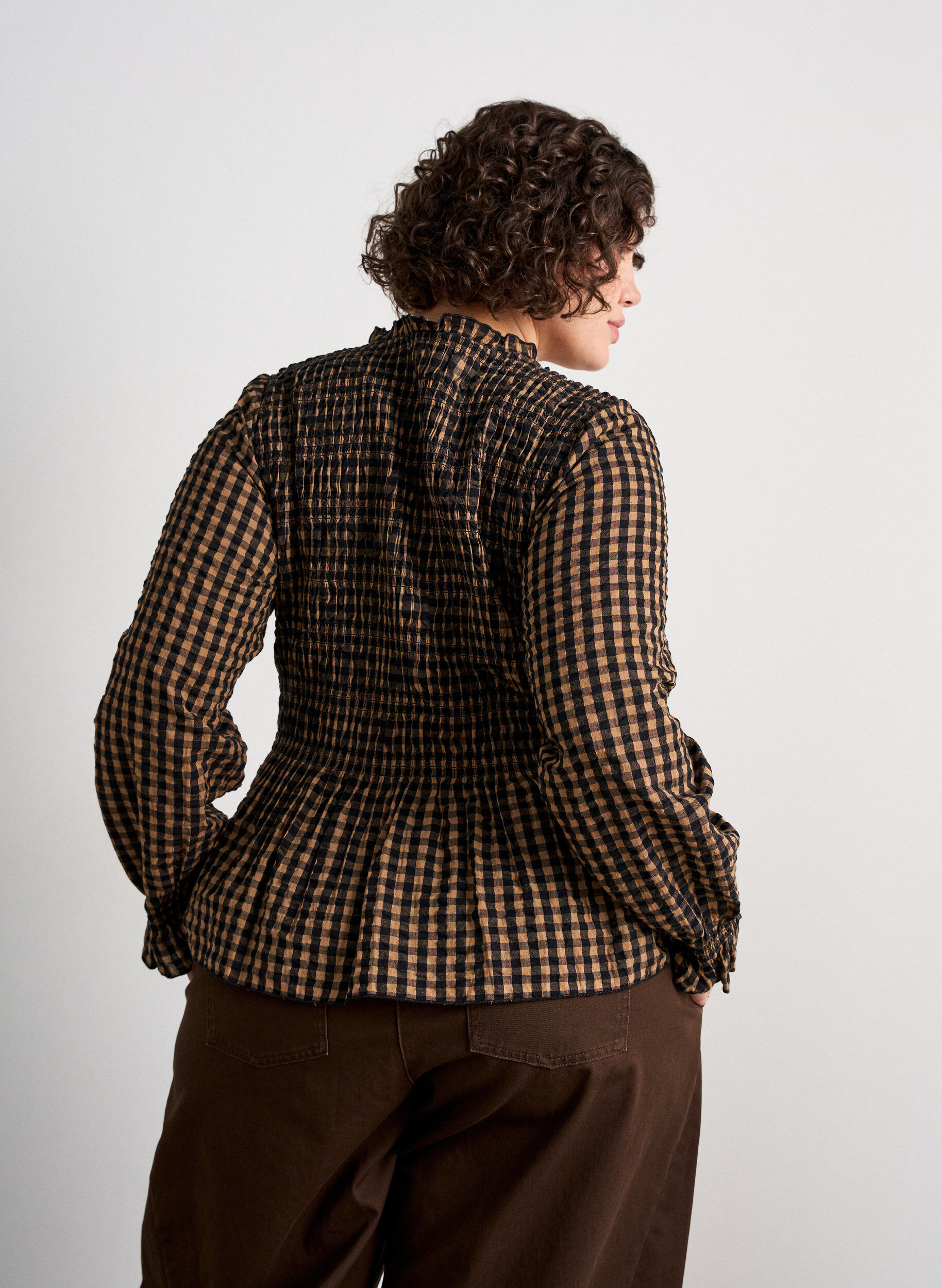 ZizziBlouse &agrave; carreaux avec smocks et basque, Marron, Model image number 2