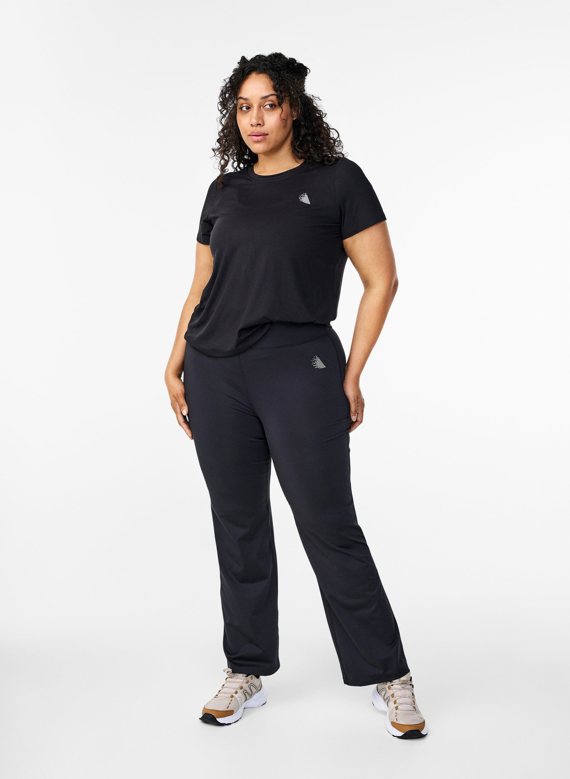 Zizzi T-shirt d'entra&icirc;nement avec coupe &eacute;troite et col rond, Black, Model image number 2