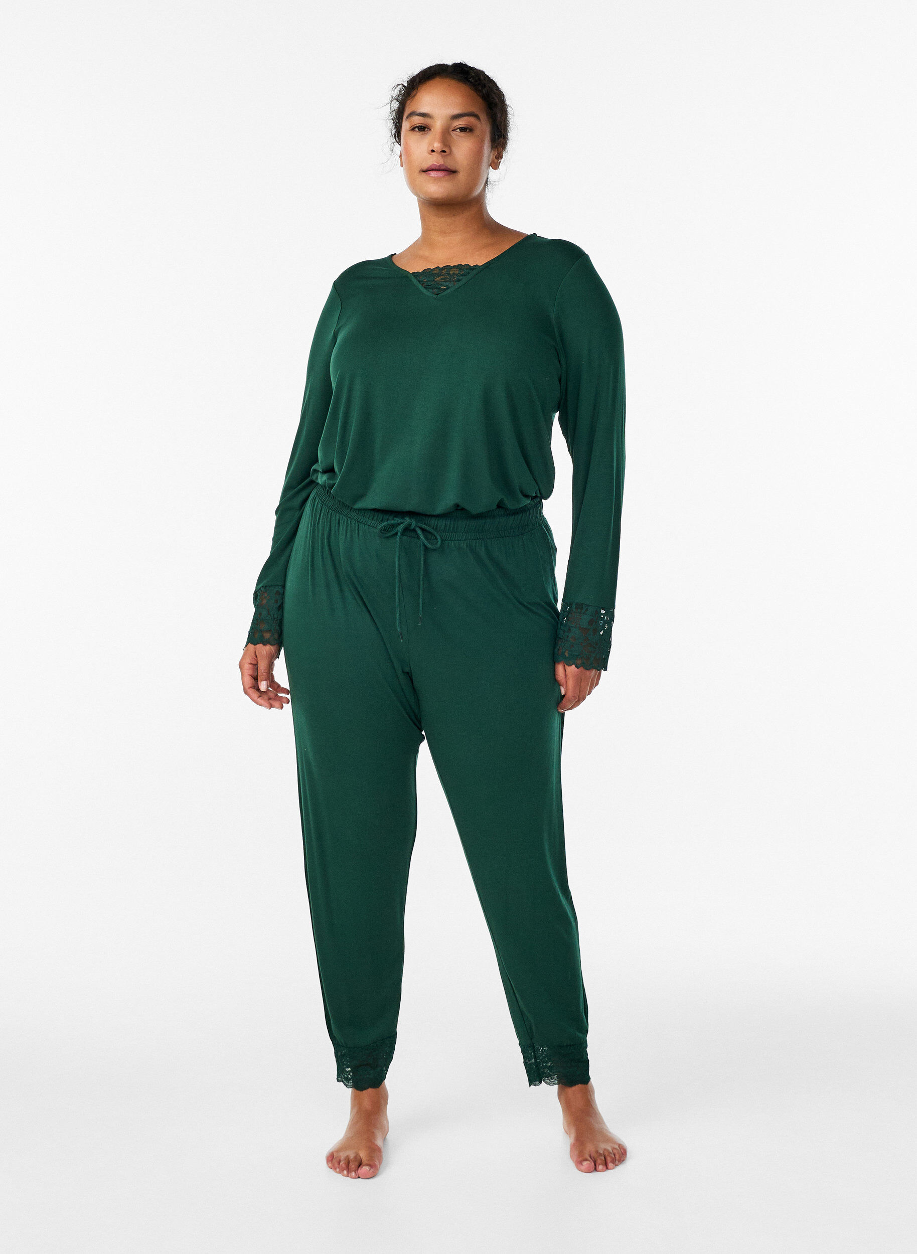 Zizzi Haut de pyjama &agrave; manches longues avec d&eacute;tails en dentelle, Vert fonc&eacute;, Model image number 1