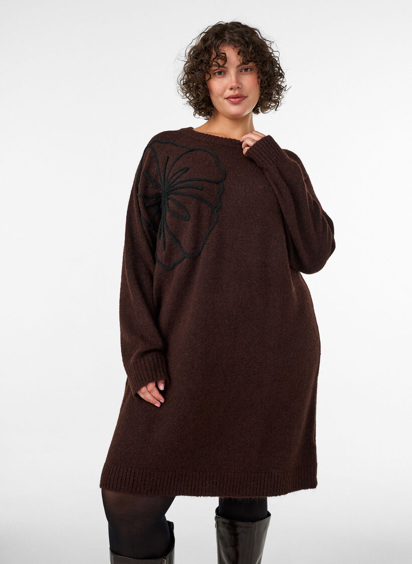 Jumper jurk met grote bloem applicatie, Bruin, Model image number 0