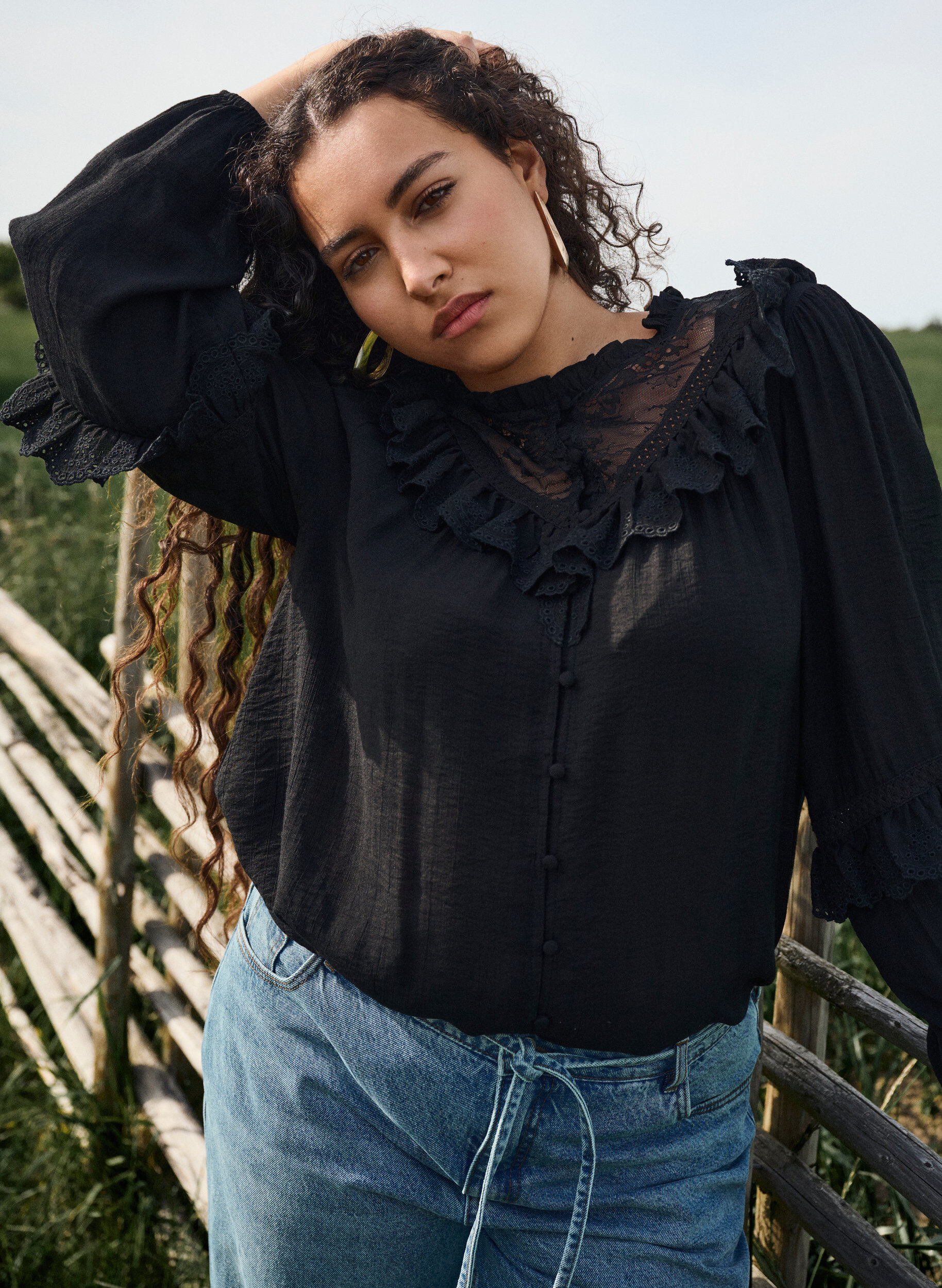 Zizzi Blouse en viscose avec dentelle et volants, Noir, Image image number 0