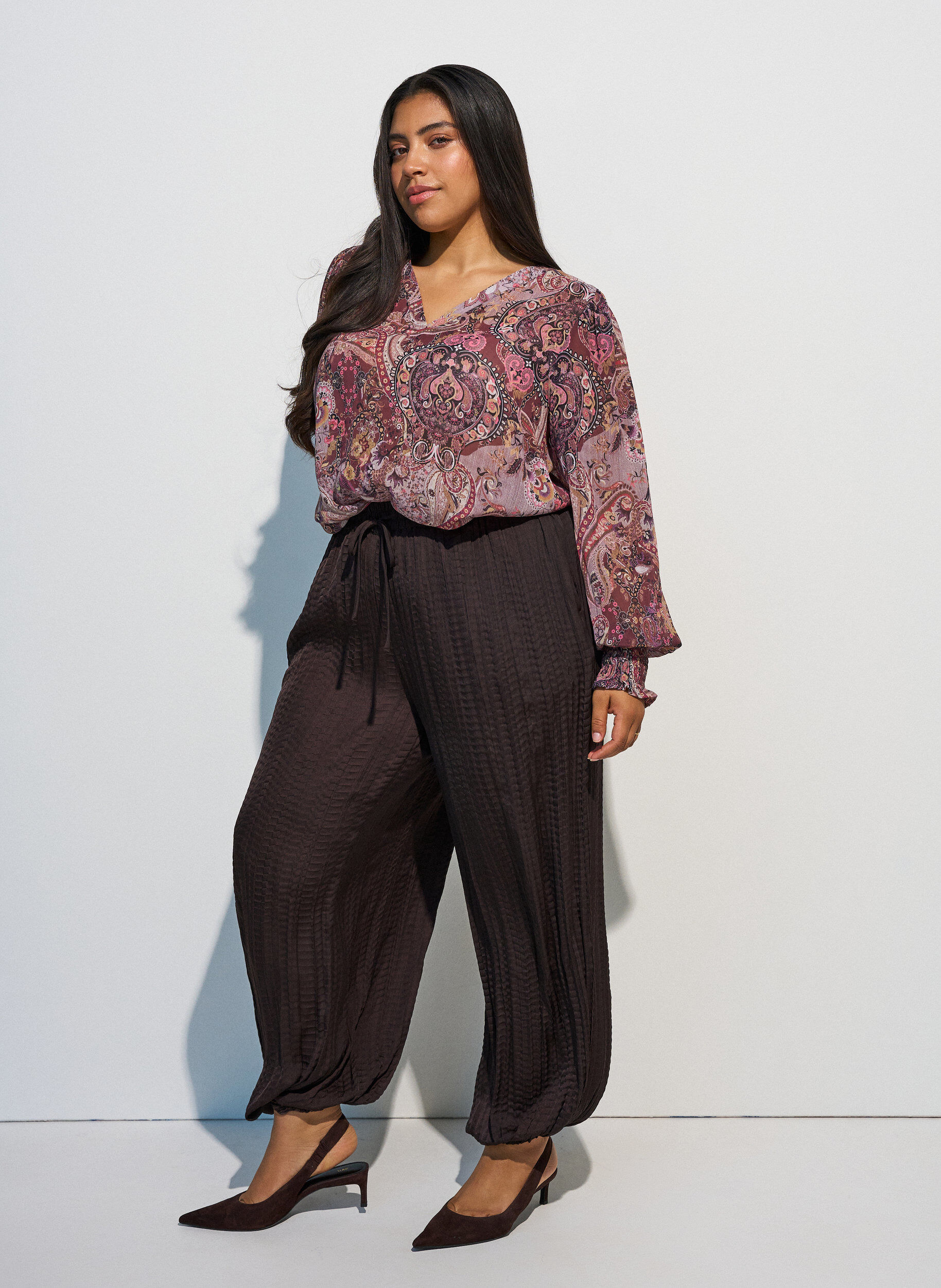 Ballonbroek met structuur en elastische taille, Bruin, Model
