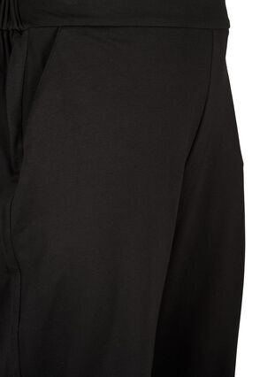 Maddison soepelvallende capribroeken met zakken, Black, Packshot image number 2