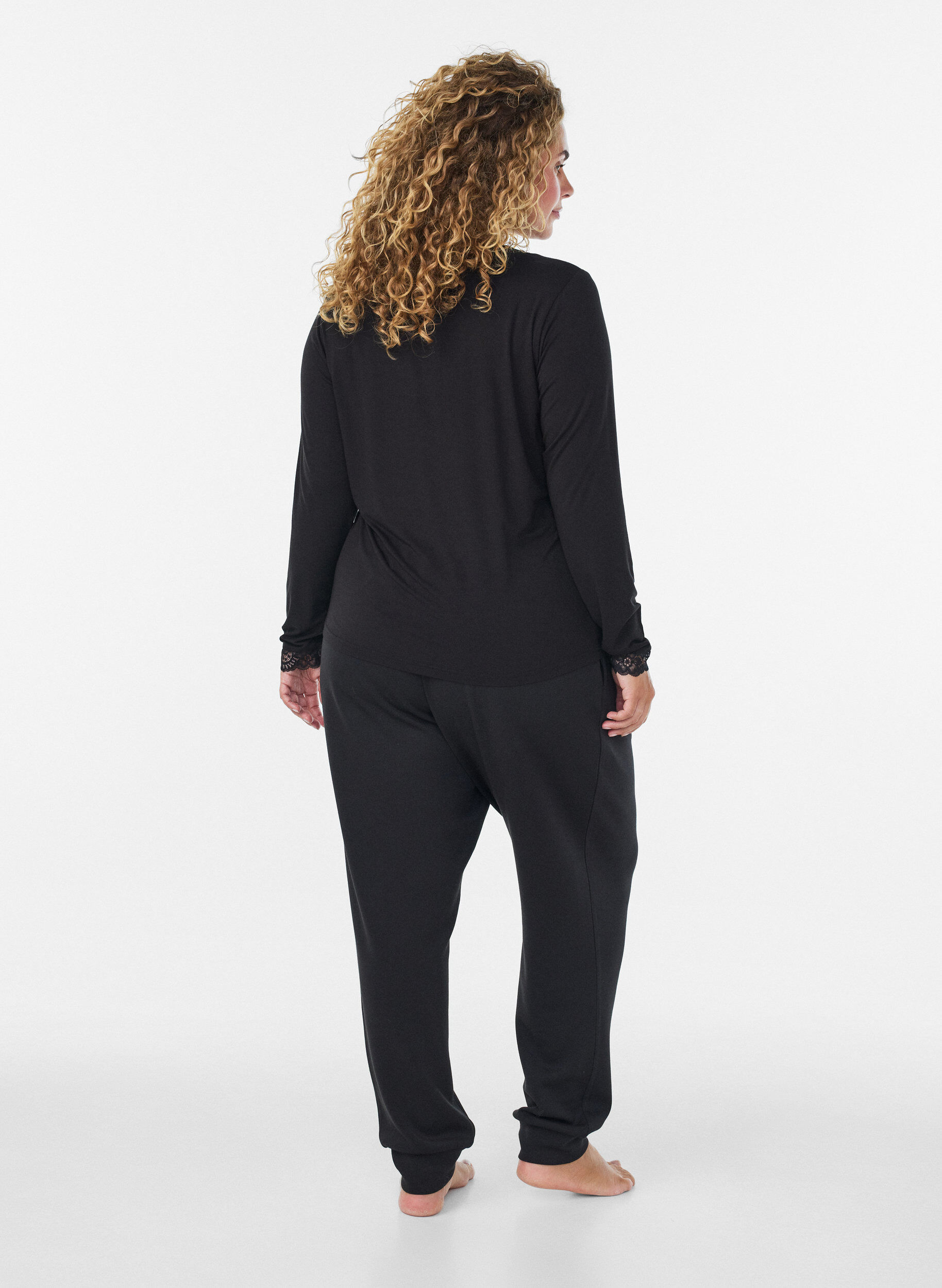 ZizziBlouse en viscose avec d&eacute;tails en dentelle et col en V, Noir, Model image number 2