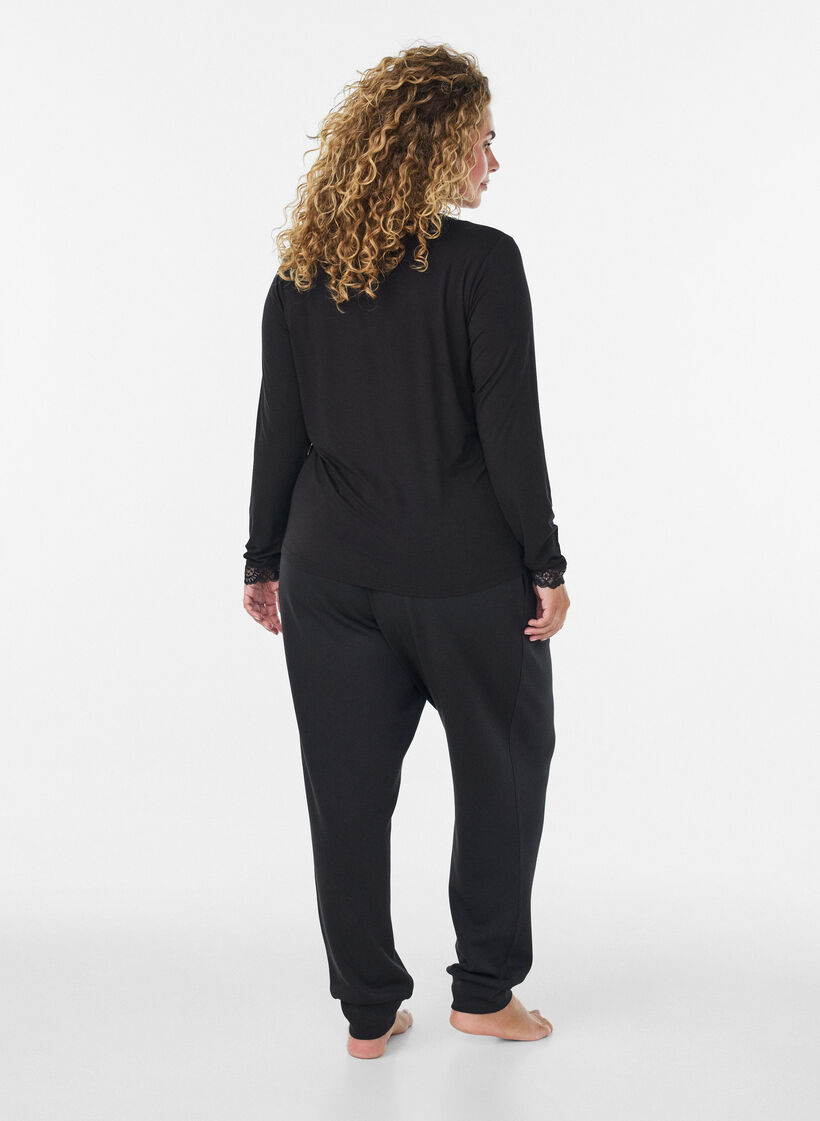 Blouse en viscose avec d&eacute;tails en dentelle et col en V, Noir, Model image number 2