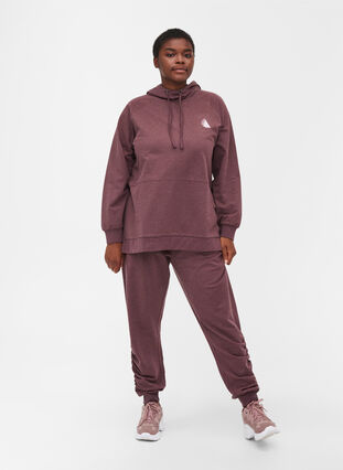 Pantalon d'entraînement de couleur unie avec détails froissés, Decadent Chocolate, Model image number 2