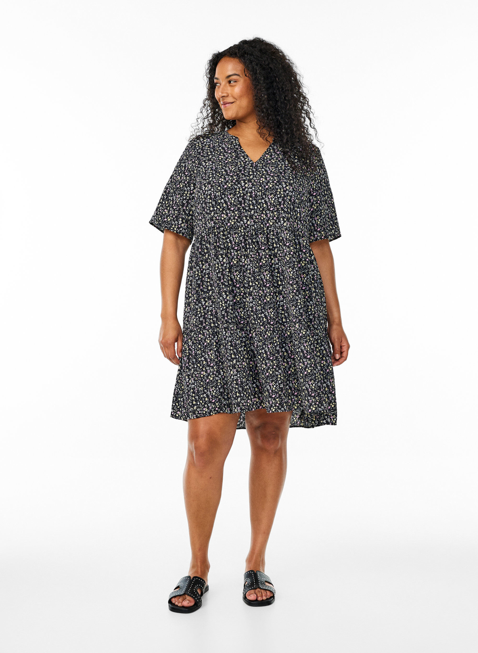 ZizziJurk met korte mouwen, A-lijn en snijlijnen, Zwart, Model image number 1