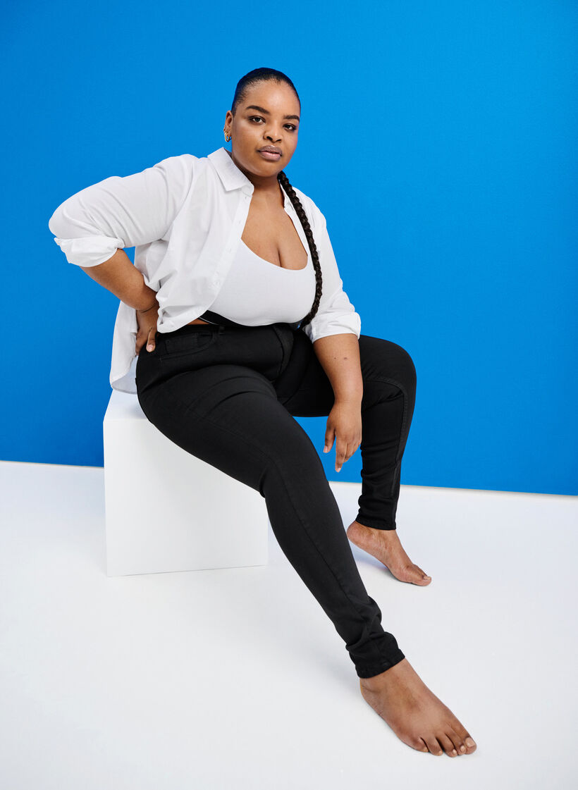 Jeans Amy taille haute, éclat de la couleur noire garanti, Noir, Image image number 0