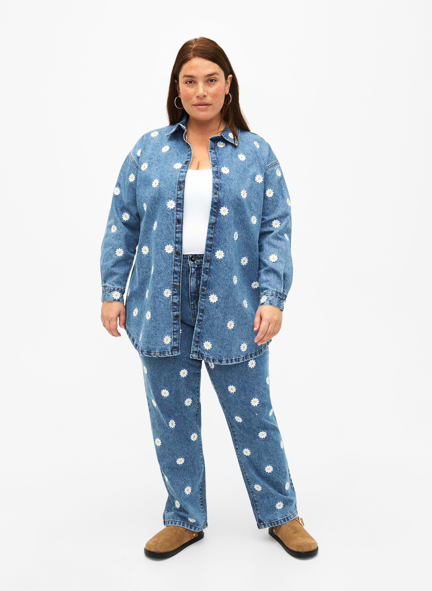 ZizziLosse spijkerblouse met geborduurde madeliefjes, L.B. Flower, Model image number 2