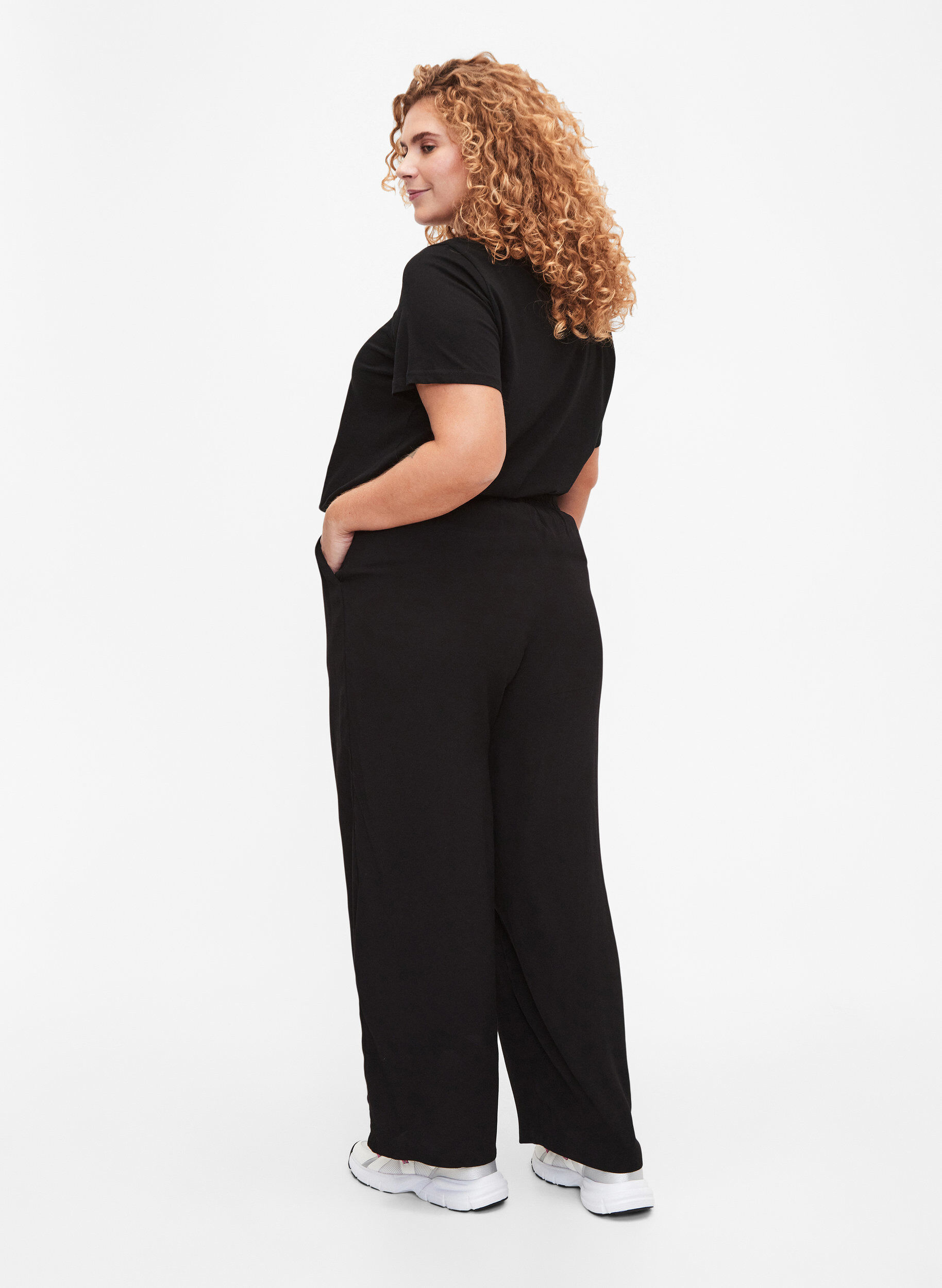 Zizzi Pantalon ample en viscose avec poches, Noir, Model image number 1