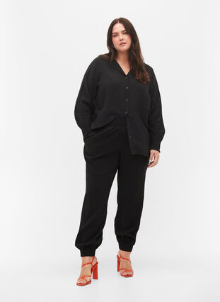 Pantalon ample en mélange de viscose avec bord élastiqué, Black, Model image number 0