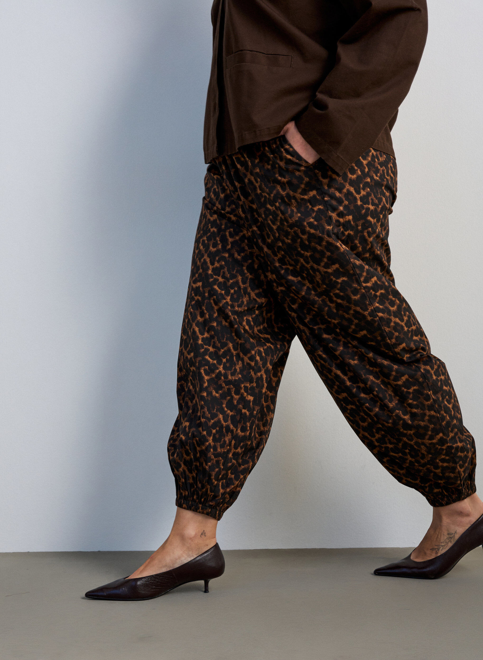 ZizziBalloonbroek met hoge taille en all-over patroon, Bruin, Model image number 2