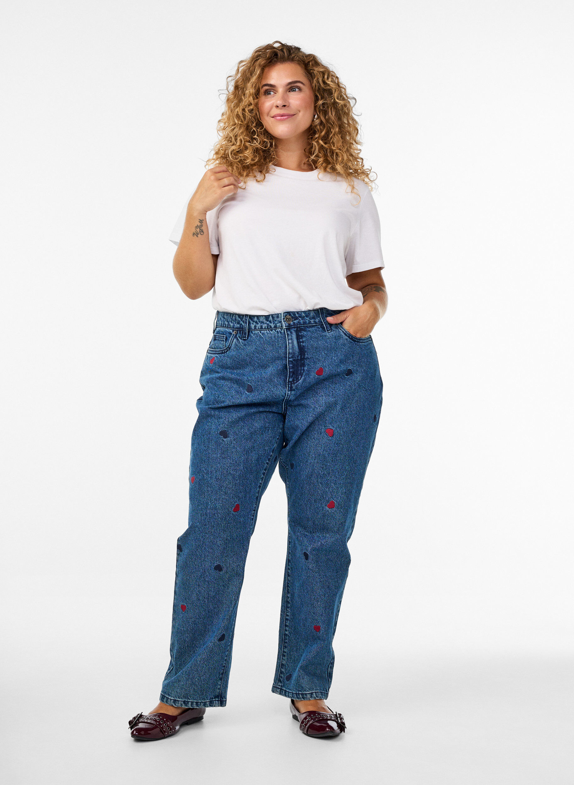 High waist Gemma jeans met geborduurde details, Blauw, Model