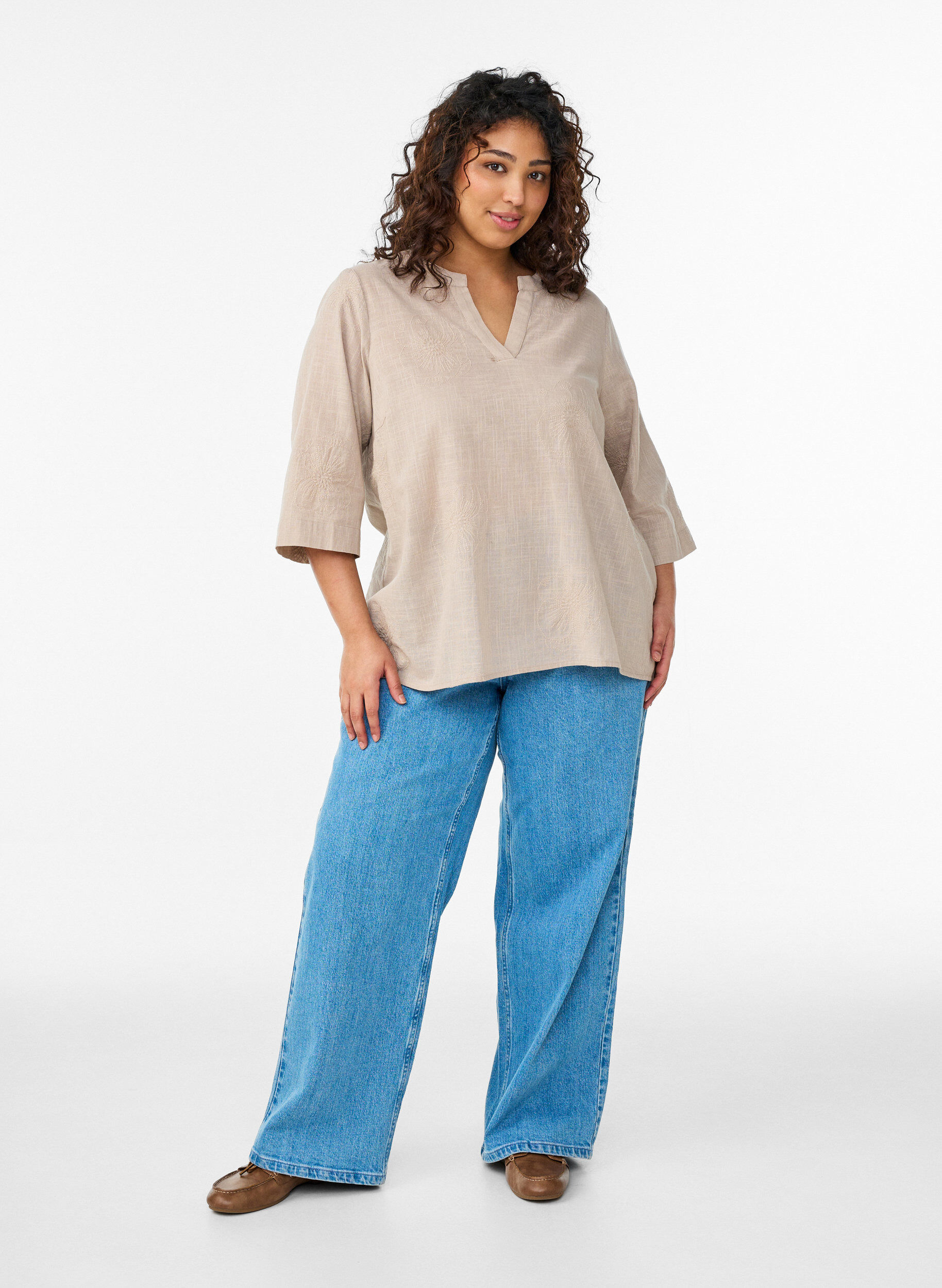 Zizzi Blouse en coton avec d&eacute;tails brod&eacute;s et manches 3/4, Beige, Model image number 1