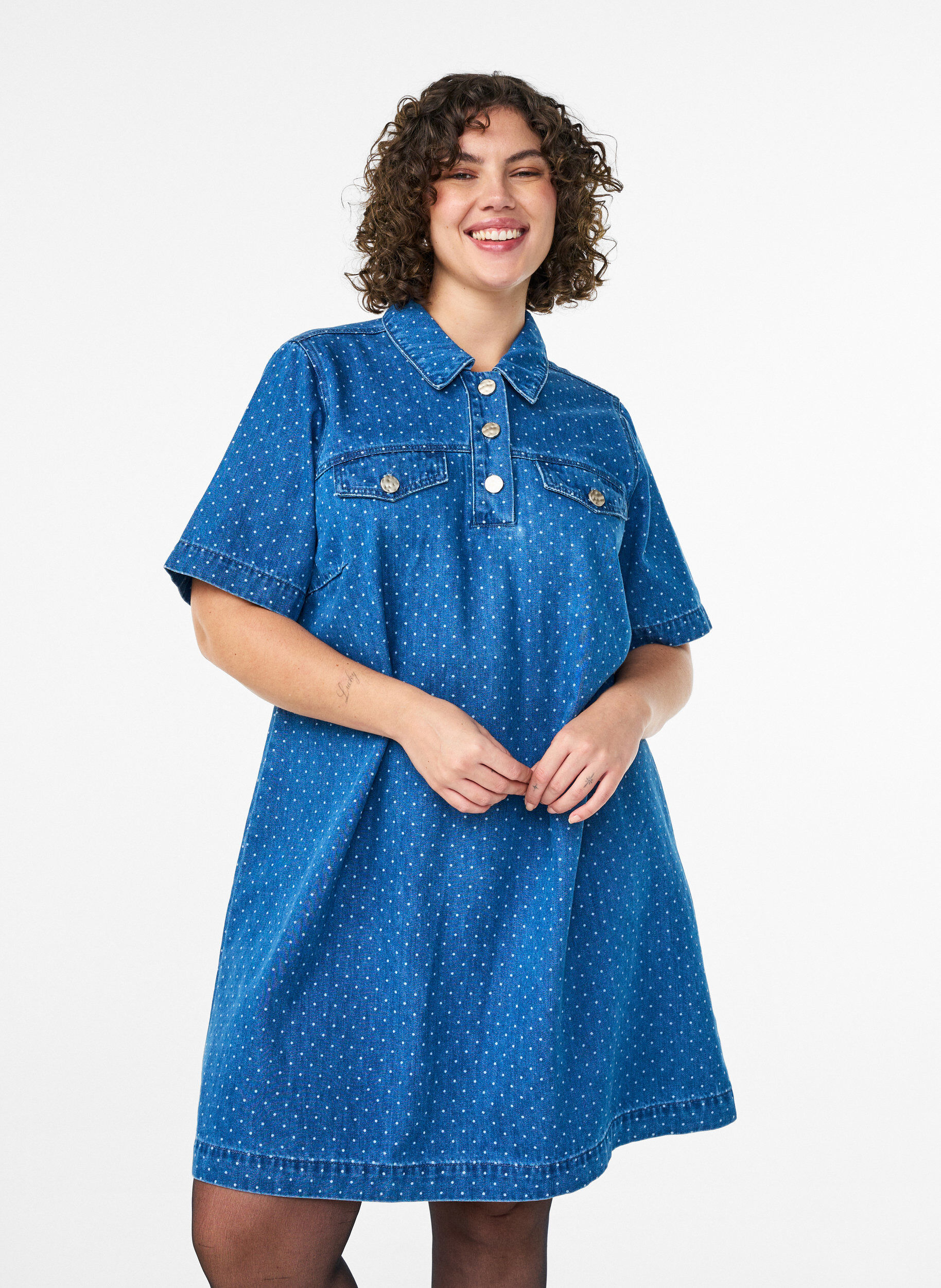 Zizzi Robe courte en jean &agrave; pois, Bleu, Model image number 0