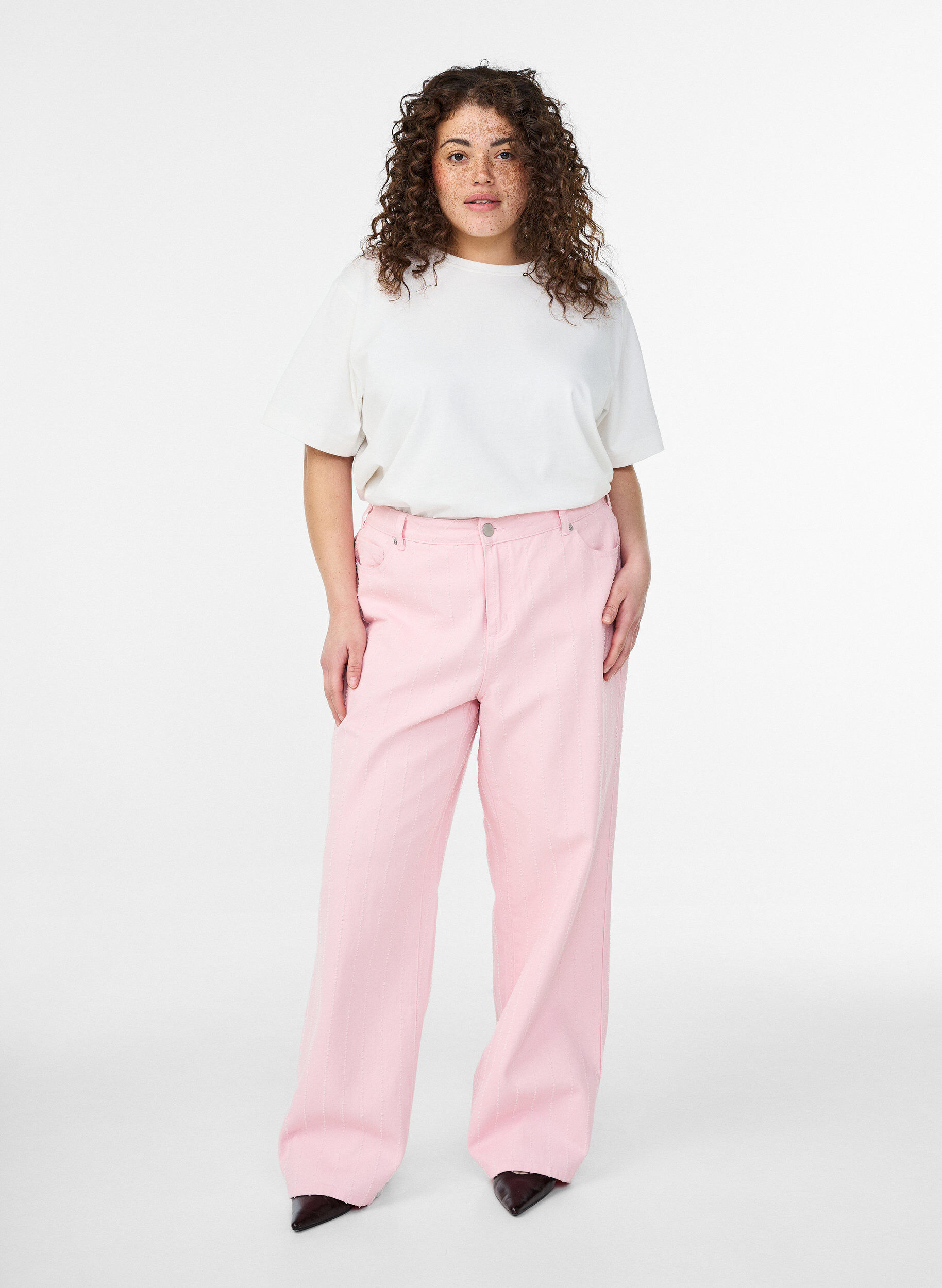 Jean Myra coupe large en denim de couleur &agrave; motif textur&eacute;, Rose poudr&eacute;e, Model