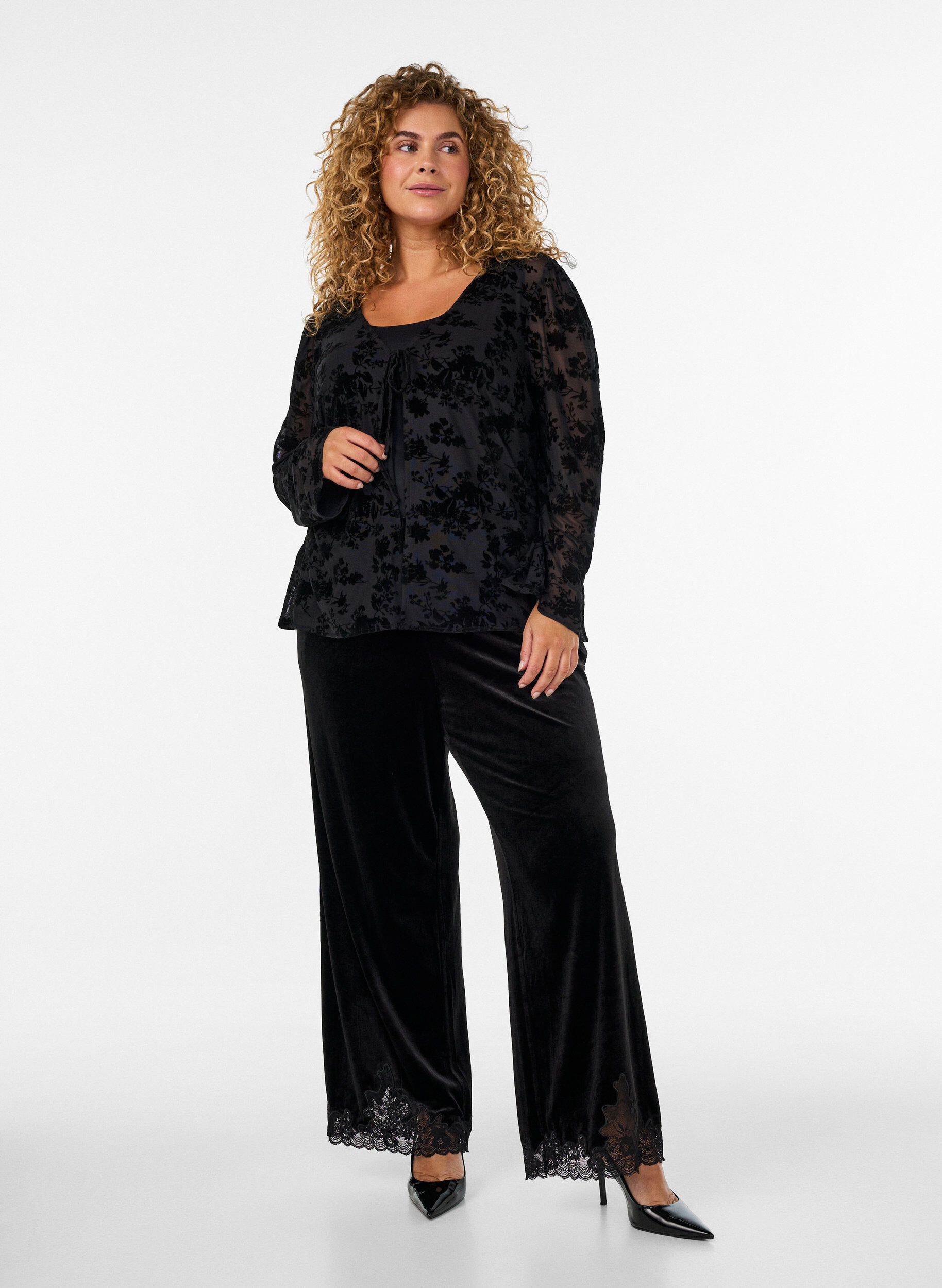 ZizziPantalon en velours coupe ample avec finitions en dentelle, Noir, Model image number 1