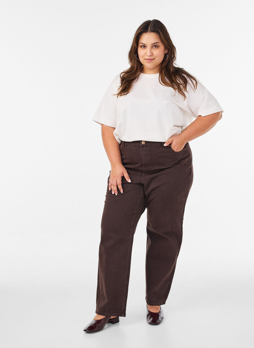 Kiana straight-fit jeans in kleur, Bruin, Model