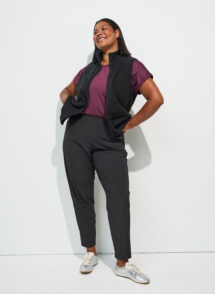 Pantalon d&rsquo;entra&icirc;nement l&eacute;ger dot&eacute; de poches, Noir, Model image number 1