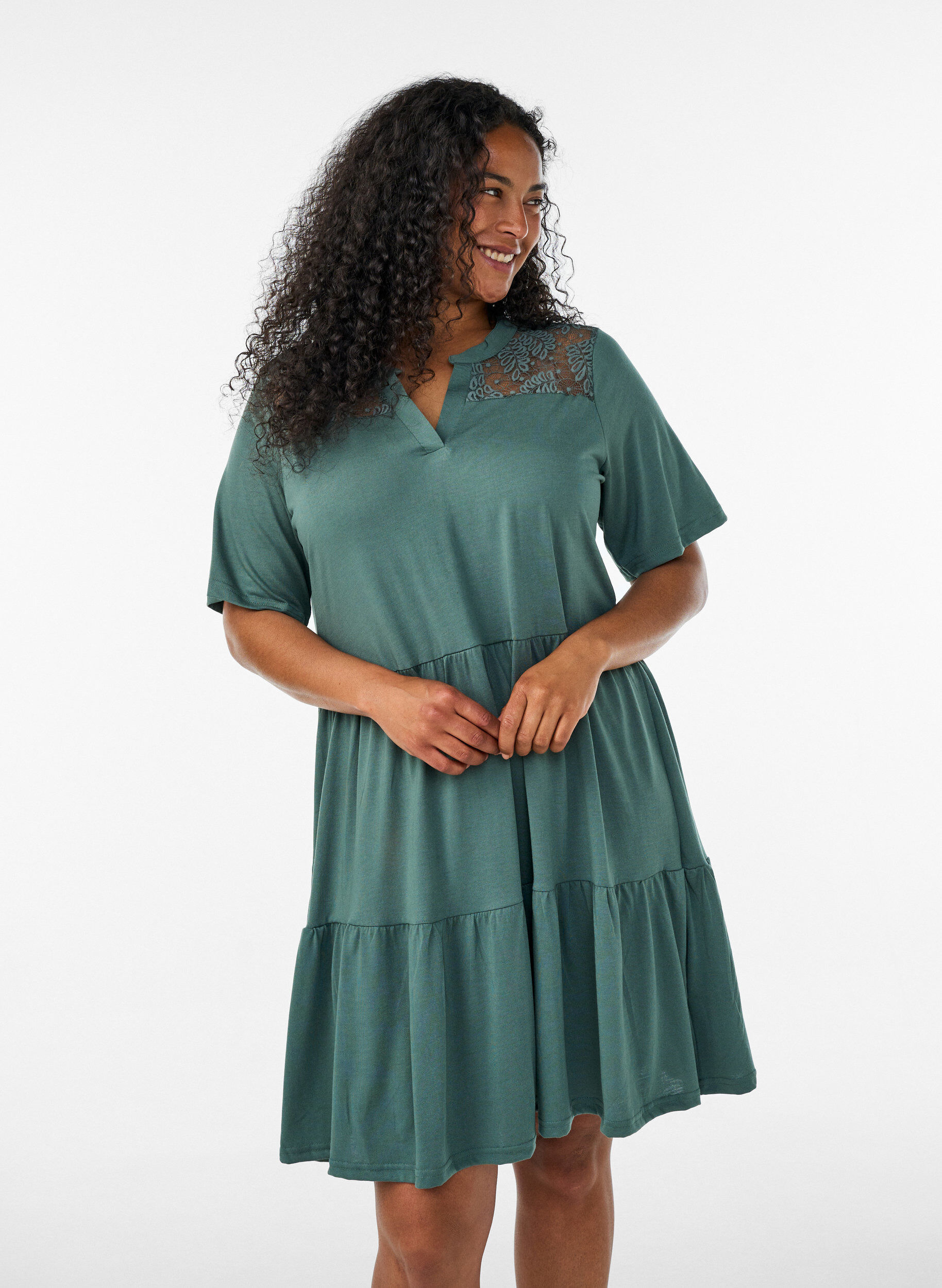 ZizziRobe en jersey avec d&eacute;tails en dentelle et jupe superpos&eacute;e, Vert, Model image number 0