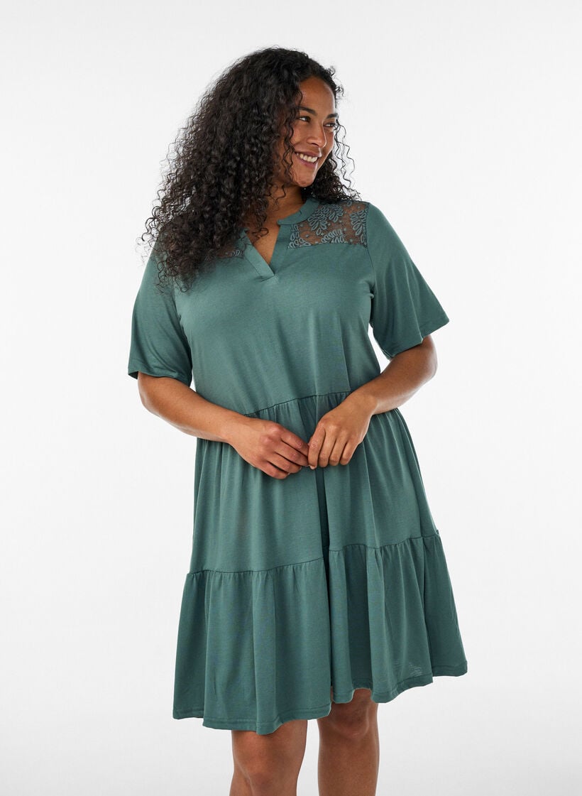 Robe en jersey avec d&eacute;tails en dentelle et jupe superpos&eacute;e, Vert, Model image number 0