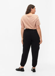 Pantalon ample en viscose avec grandes poches, Black, Model