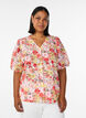 Bloemenblouse met broderiegatwerk en V-hals, Roze, Model image number 0