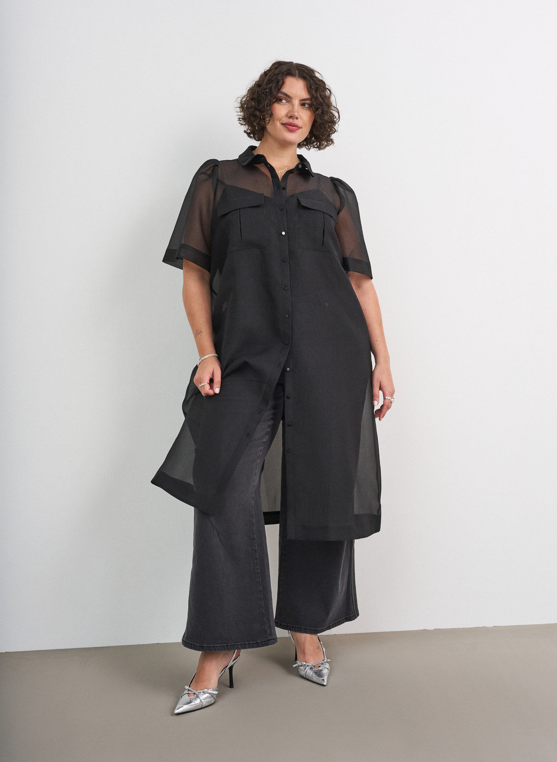 Robe en organza avec poches poitrine et manches bouffantes, Noir, Model