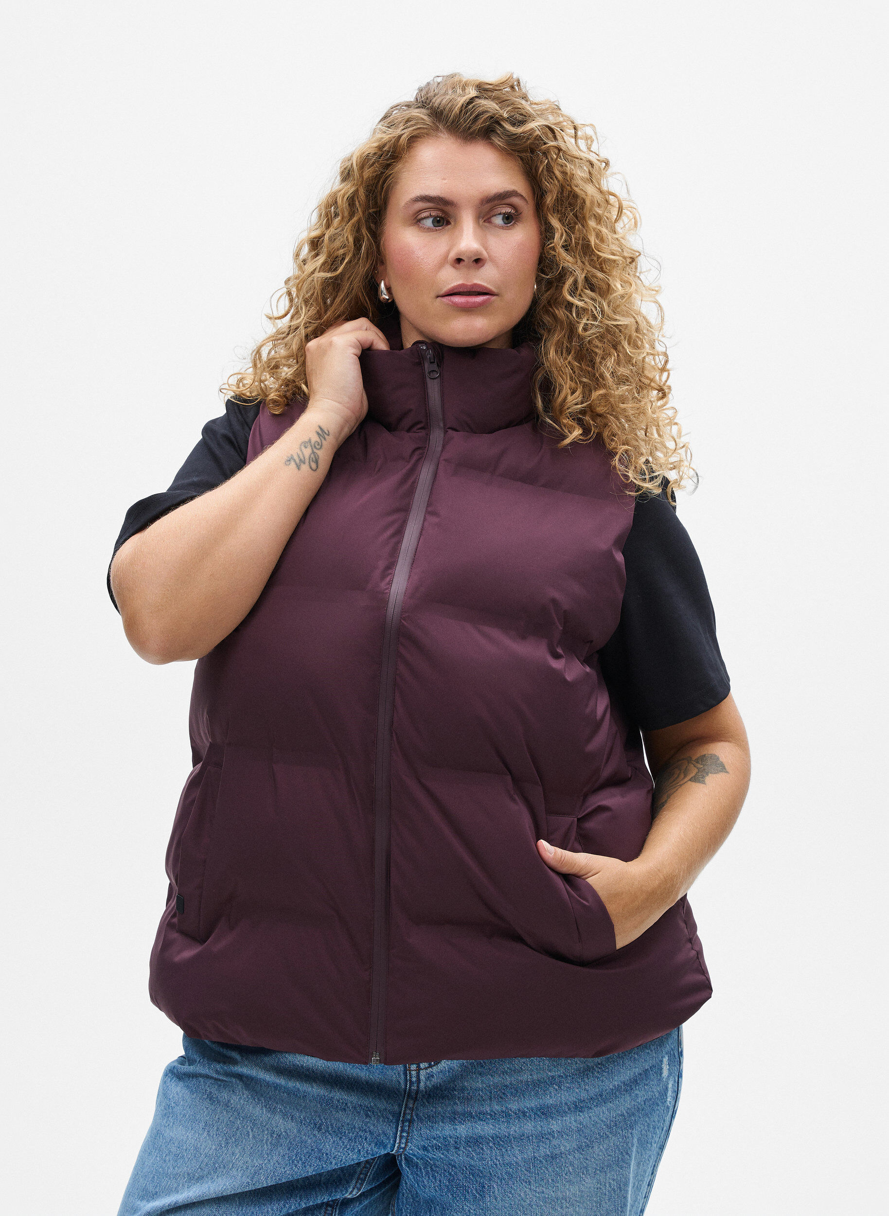 ZizziKorte puffer bodywarmer met hoge kraag, Donker Bordeaux, Model image number 0