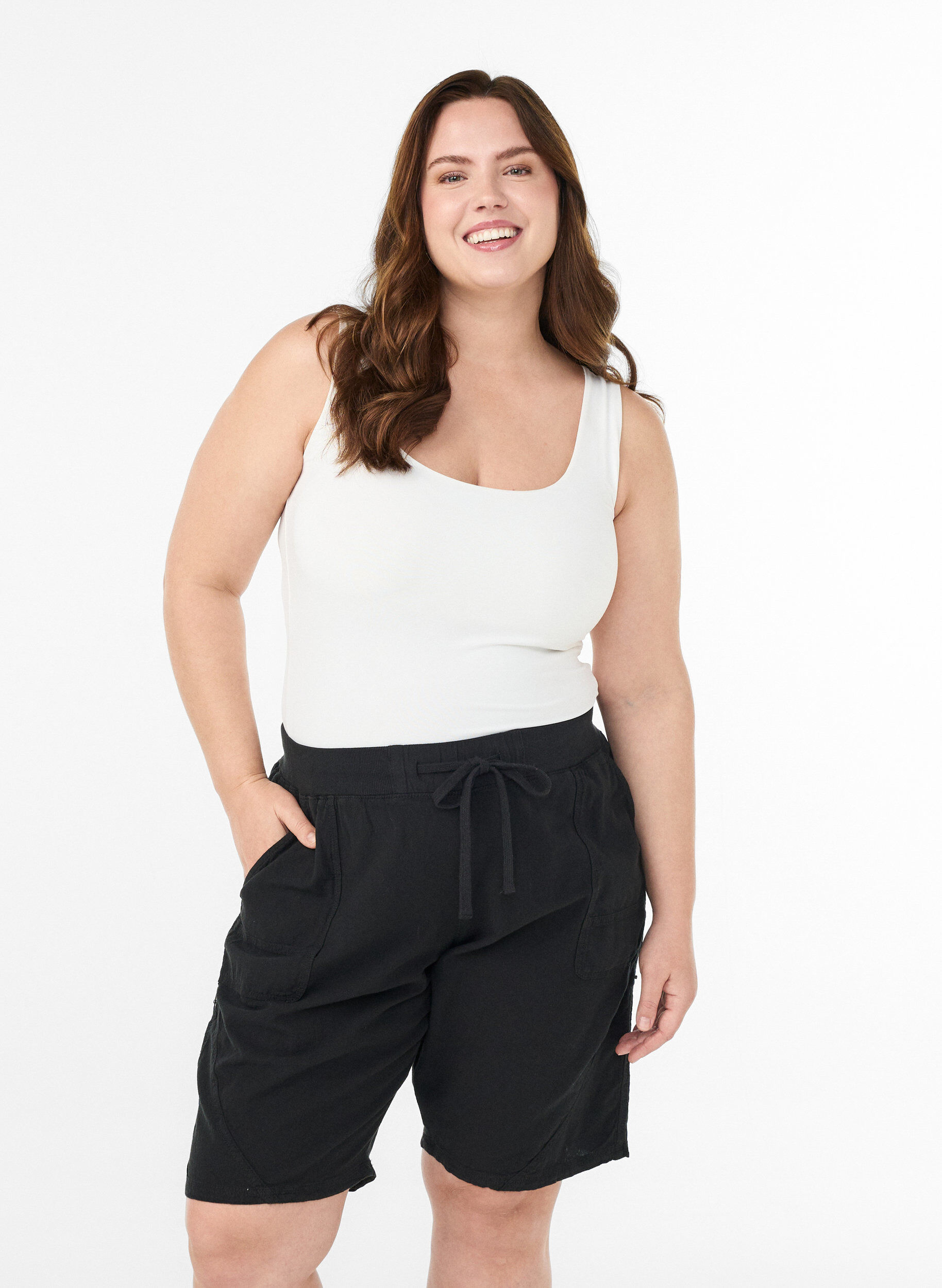 Short en coton ample avec poches, Noir, Model