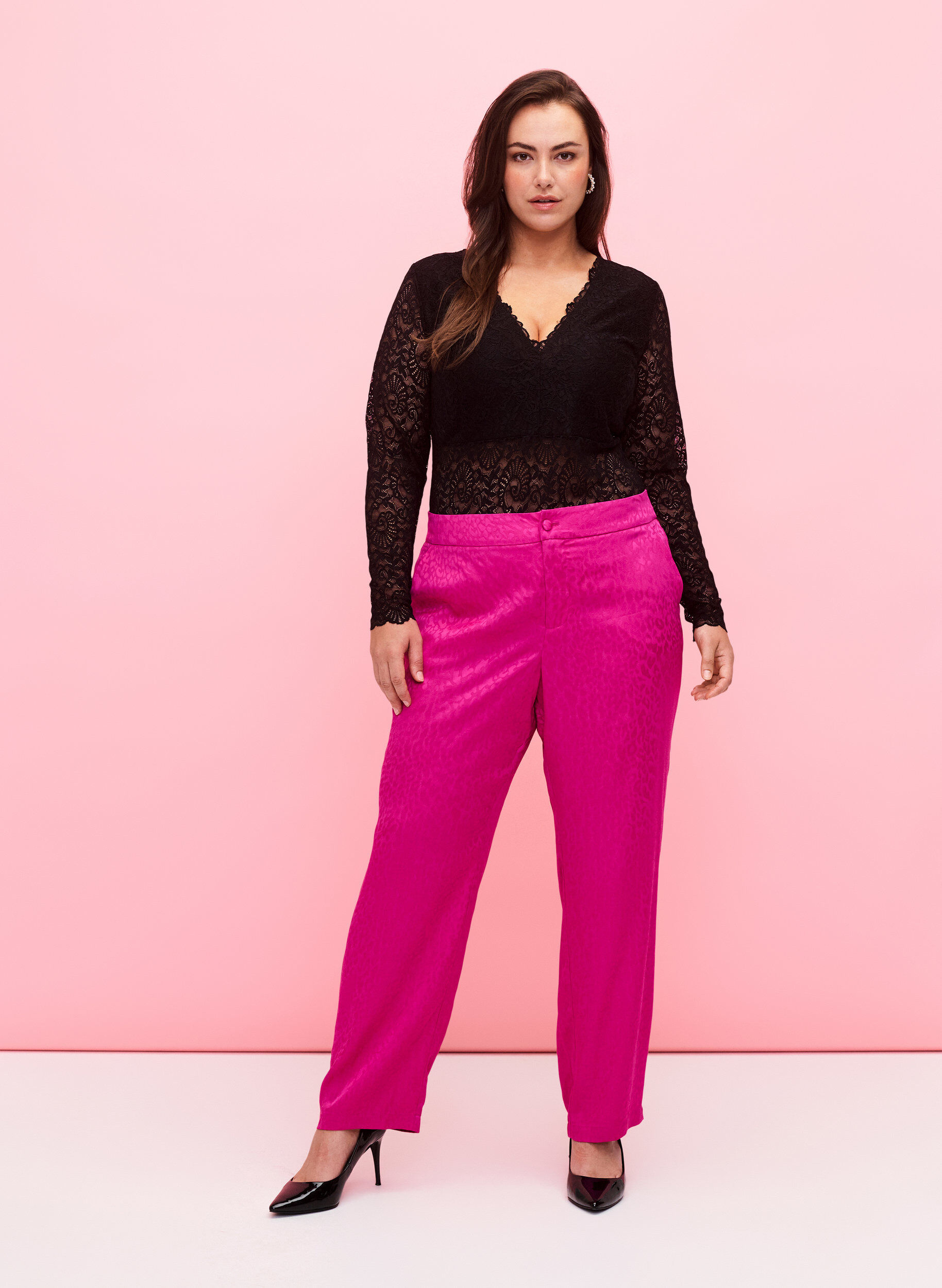 Zizzi Bodystocking &agrave; manches longues en dentelle avec col en V, Black, Model image number 2