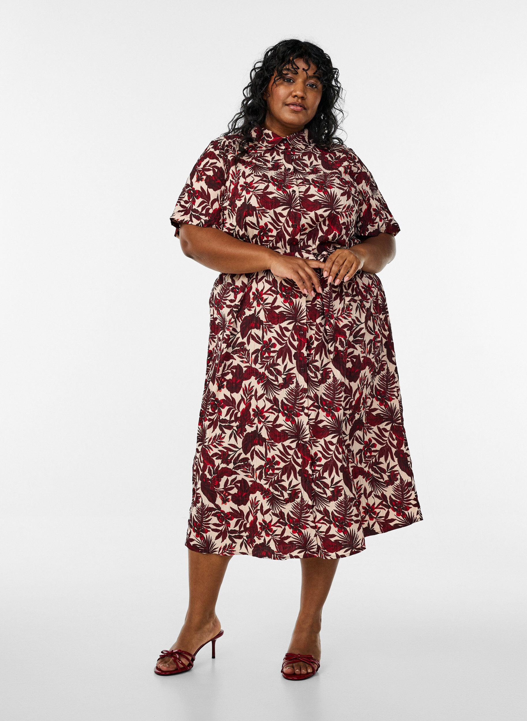 Robe chemise mi-longue avec imprim&eacute; floral, Rouge, Model